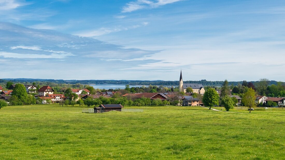 In Bernau, einem Ort in der Nähe von Berlin, wurde ein 64-jähriger Mann von drei unbekannten Personen angegriffen. Dabei wurde er geschlagen und getreten und erlitt Kopfverletzungen. Die Polizei teilte mit, dass der Vorfall in der Nacht auf Mittwoch an der Ecke Jahnstraße/Ladeburger Chaussee stattgefunden habe. Der Mann habe dort einer Frau und zwei Männern begegnet, woraufhin einer der Männer ihm unvermittelt gegen den Kopf geschlagen habe. Anschließend soll einer der Angreifer weiter auf den bereits verletzten Mann eingetreten haben. Die Polizei sucht nun nach Zeugen, um die Täter zu identifizieren. Solche Übergriffe sind leider keine Seltenheit und es ist …
