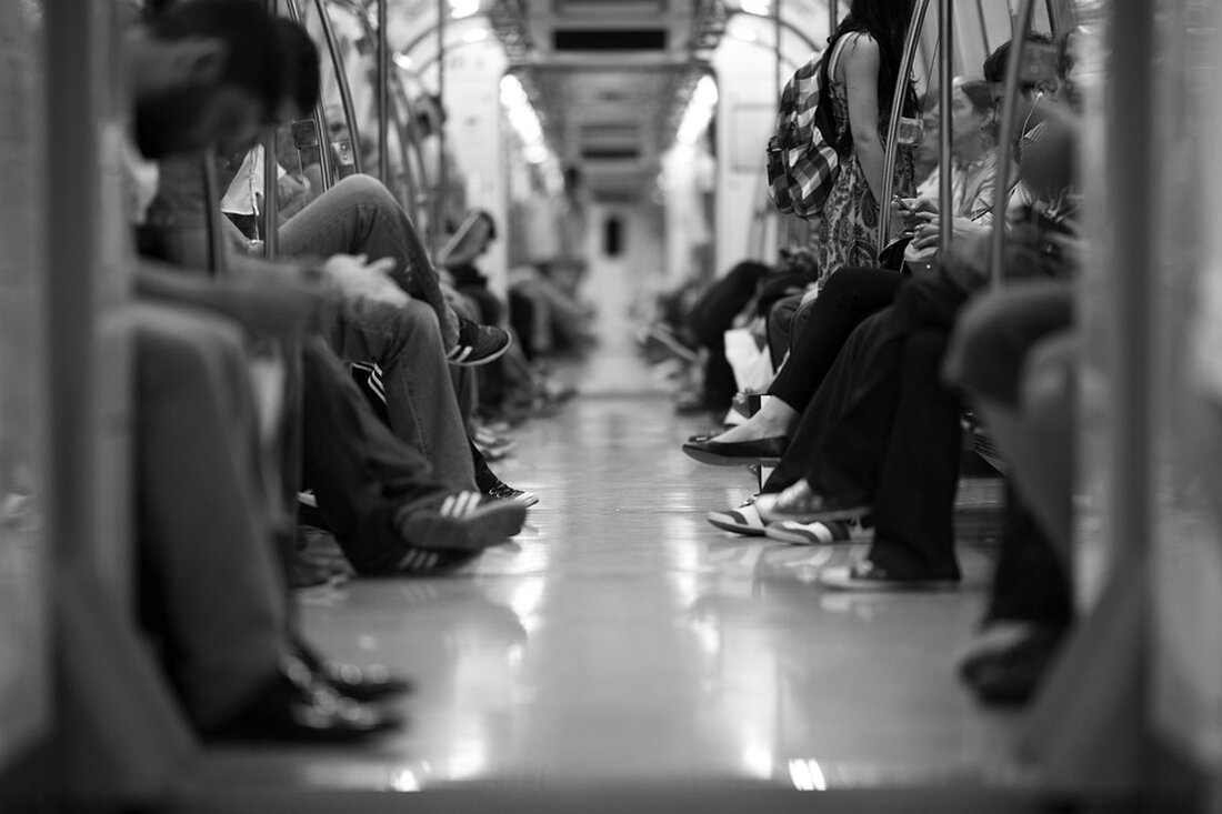 Abschlussfahrt wird Desaster: Bahn drangsaliert Schulklasse Berlin | Ein Bahn-Chaos und die Sturheit eines Kontrolleurs haben einer Berliner Schulklasse eine Schwarzfahrer-Gebühr von 9000 Euro beschert. Eigentlich sollte die Abschlussfahrt einer zehnten Klasse das krönende Ende der Schulzeit für 32 Jugendliche aus Berlin werden. Doch das Verkehrschaos bei der Deutschen Bahn und ein übereifriger Kontrolleur sorgten am Donnerstagabend dafür, dass einige der 15- und 16-Jährigen den zweiten Horrortrip mit Polizeieinsatz binnen weniger Wochen erlebten. Denn auf die Schulklasse wartete bei der Ankunft in Berlin ein Polizeiaufgebot und eine Schwarzfahrer-Gebühr von 9000 Euro. &#8222;Der Einsatz war absolut unangemessen und unnötig&#8220;, lautete das &hellip;