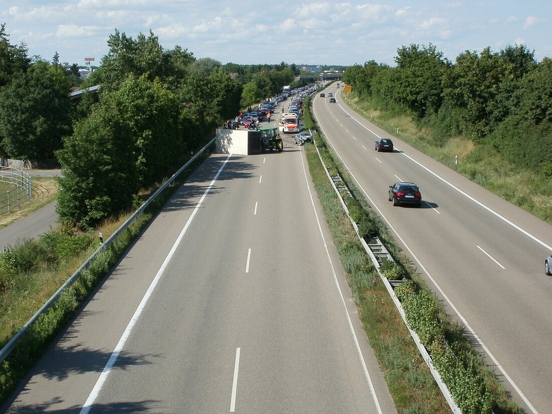 Die Autobahn A10 zwischen dem Dreieck Werder und der Abfahrt Groß Kreutz ist derzeit gesperrt, da die Fahrbahn bei Abrissarbeiten an der Autobahnbrücke über die Bundesstraße 1 in Werder abgesackt ist. Laut Ralph Brodel, dem Sprecher der Niederlassung Nordost der Autobahngesellschaft des Bundes, kann die Fahrbahn möglicherweise noch heute wieder freigegeben werden, jedoch müsse diese Aussage als vorsichtiges Voraussichtlich betrachtet werden. Die Fahrbahn in Richtung Süden des westlichen Abschnittes des Berliner Autobahnrings ist hingegen frei. Das Absacken der Fahrbahn wurde durch Komplikationen beim Abriss der Brücke verursacht. Um Teile der Brücke abzureißen, wurden links und rechts der Fahrbahn Spundwände aus &hellip;