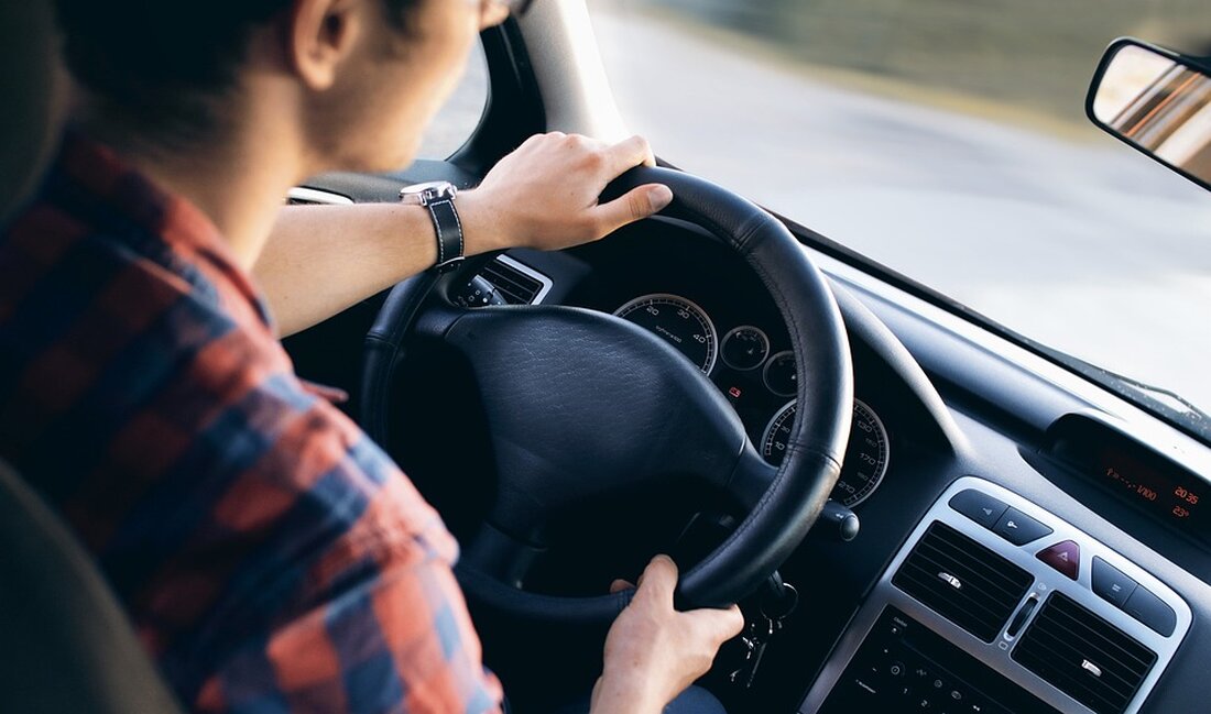 Ein Mann ist in Berlin-Neukölln von einem Auto angefahren und dabei schwer verletzt worden. Der Unfall ereignete sich in der Nacht zum Dienstag auf der Sonnenallee. Nach dem Zusammenstoß setzte der Autofahrer seine Fahrt unerlaubt mit hoher Geschwindigkeit fort. Der Fußgänger, ein 44-jähriger Mann, erlitt Verletzungen am Kopf sowie möglicherweise innere Verletzungen. Er wurde zur stationären Behandlung in eine Klinik gebracht. Nach Angaben der Polizei besteht keine Lebensgefahr für den Verletzten. Über den Unfall hatte zuerst die „B.Z.“ berichtet. Die Polizei hat die Ermittlungen aufgenommen. Zeugen zufolge befand sich der 44-Jährige auf der Straße, als sich das Auto näherte. Der …