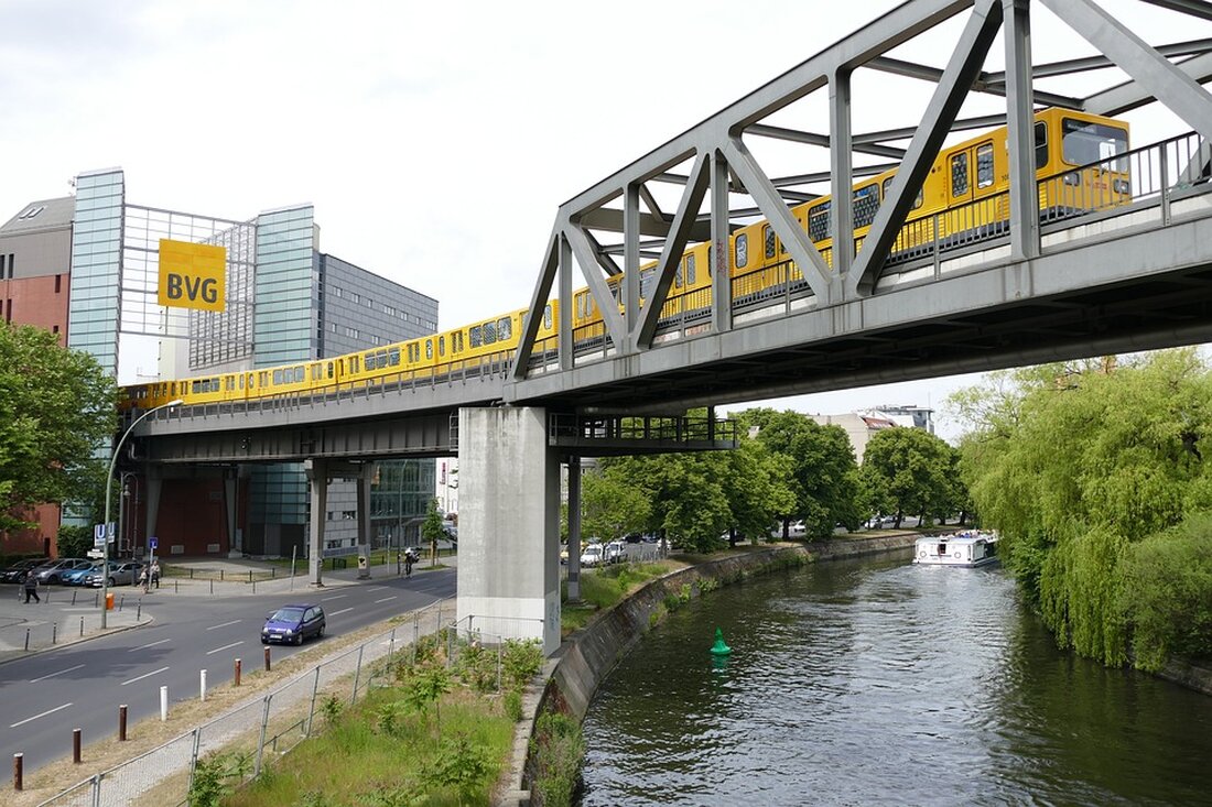BVG verpflichtet, Schmerzensgeld wegen rassistischem Vorfall zu zahlen Die Berliner Verkehrsbetriebe (BVG) müssen erstmals einem Fahrgast aufgrund eines rassistischen Vorfalls bei einer Fahrscheinkontrolle Schmerzensgeld zahlen. Der Kläger, ein Sänger der Deutschen Oper, erhält laut Urteil eine Entschädigung in Höhe von 1.000 Euro. Das Schmerzensgeld wurde ihm zugesprochen, da sein Allgemeines Persönlichkeitsrecht verletzt wurde, so eine Sprecherin der Berliner Zivilgerichte. Das Urteil wurde am 10. Juli gefällt, ist jedoch noch nicht rechtskräftig. Zuvor hatte die „Berliner Zeitung“ darüber berichtet. Der Vorfall ereignete sich im Jahr 2020, als der Mann von Mitarbeitern eines von der BVG beauftragten Sicherheitsunternehmens in der U-Bahn rassistisch …