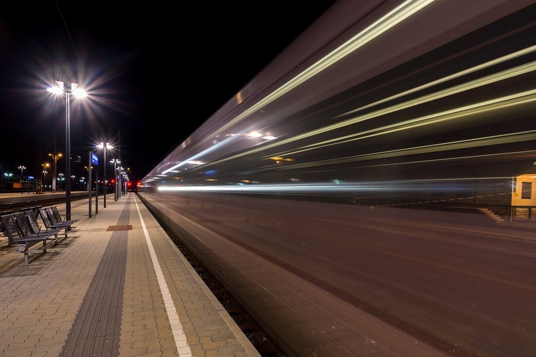 Titel: Odeg-Chef: Defekte führen zu Beeinträchtigungen im Bahnverkehr bis Ende Juli Berlin/Potsdam (dpa/bb) &#8211; Fahrgäste des Bahnunternehmens Odeg müssen noch mindestens zwei Wochen lang mit Problemen auf den Linien RB51, RB37 und RB33 rechnen. Wie Odeg-Geschäftsführer Lars Gehrke gegenüber der Deutschen Presse-Agentur betonte, bleibe das Ersatzkonzept aufgrund der defekten Züge bis &#8222;mindestens 30. Juli&#8220; in Kraft. Letzte Woche mussten aufgrund von Störungen an den Klimaanlagen acht neue Züge vorläufig aus dem Verkehr gezogen werden. Seitdem stehen den Fahrgästen Zugausfälle, Ersatzverkehr oder ältere Züge als Alternativen zur Verfügung. Am Montag fand ein Treffen mit dem Hersteller Alstom statt, bei dem alle &hellip;