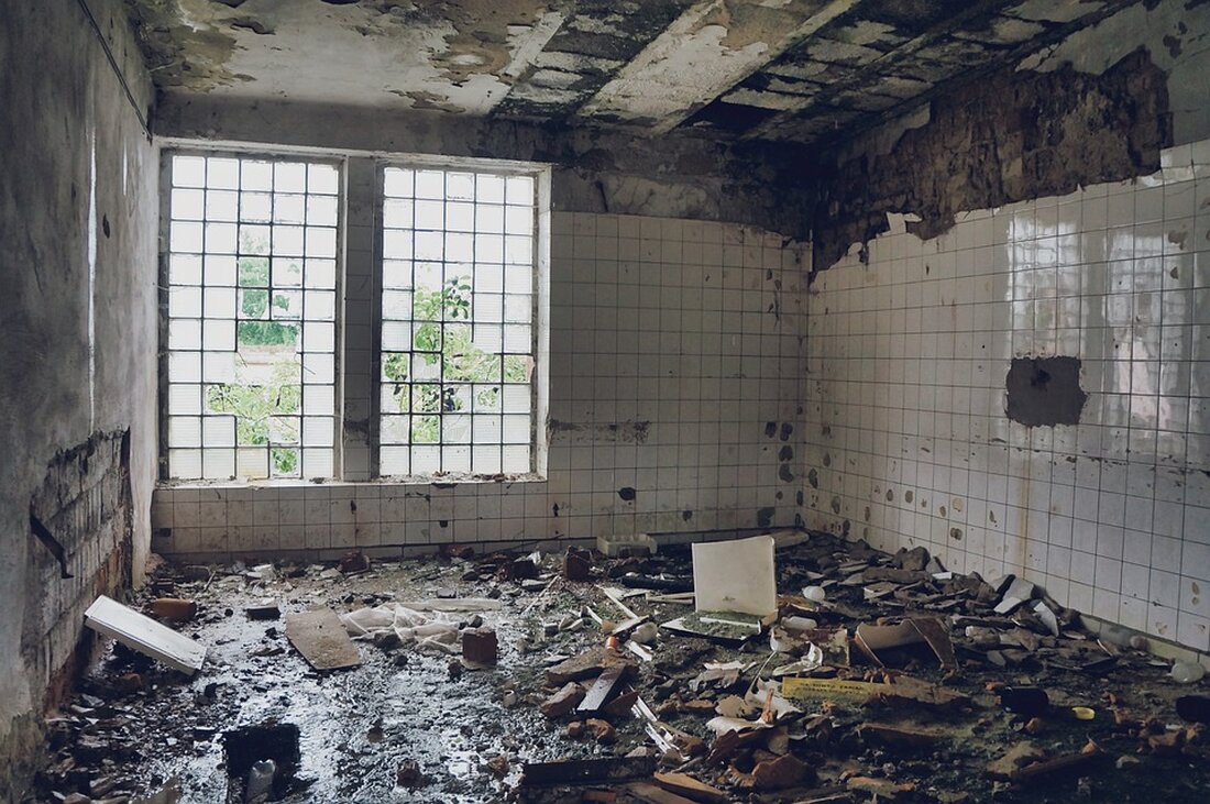 Überfall in Berlin-Köpenick endet mit Festnahme Ein Bankvorraum in Berlin-Köpenick wurde am Samstagmorgen zum Schauplatz eines Überfalls, der glücklicherweise schnell beendet werden konnte. Wie die Polizei mitteilte, betrat ein 27-jähriger Mann gegen 9.20 Uhr die Sparkassen-Filiale in der Bruno-Taut-Straße. Noch im Vorraum der Bank setzte der Verdächtige mehrmals Pfefferspray ein. Sein erstes Opfer war ein 61-jähriger Mann, den er mit dem Reizgas besprühte und ihm gleichzeitig versuchte, Geld aus der Hand zu reißen. Der Überfall scheiterte jedoch, und der Täter ergriff umgehend die Flucht. Doch ein 40-jähriger Mann, der die Situation mitbekommen hatte, stellte sich dem Verdächtigen in den Weg …