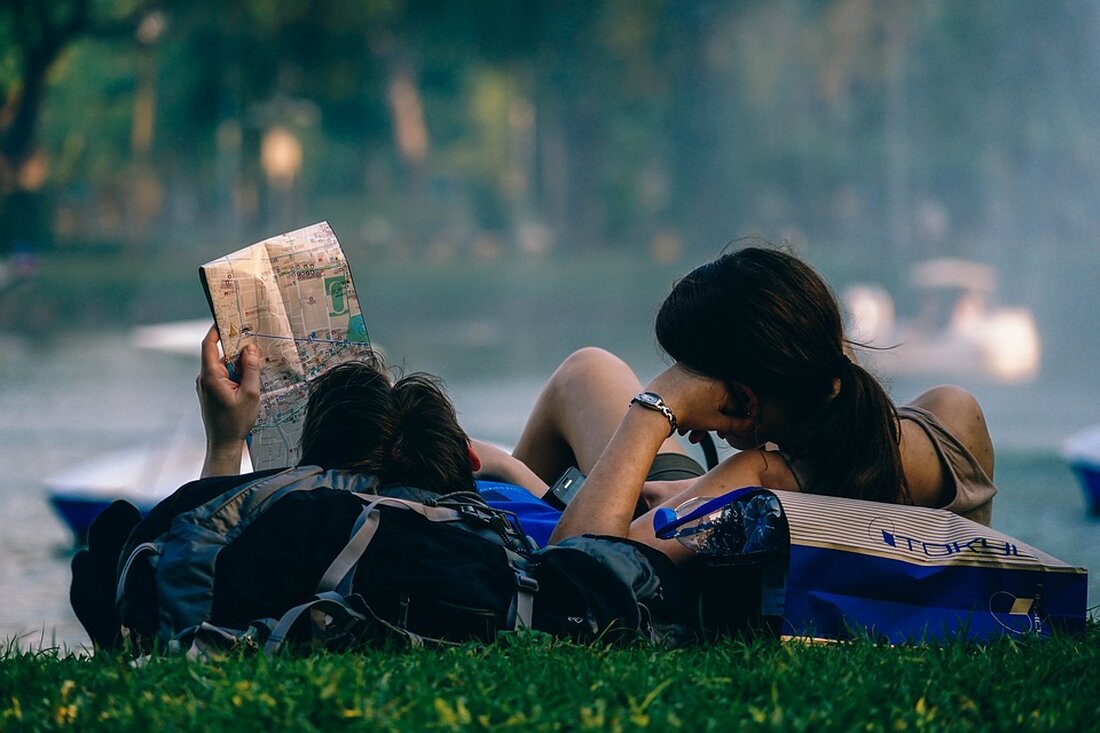 Berlin ist ein beliebtes Reiseziel für Touristen aus der ganzen Welt. Besonders die Sommerferien locken viele Besucher in die deutsche Hauptstadt. Doch wohin zieht es die Berliner selbst in den Ferien? Und wer sind die meisten nichteuropäischen Touristen, die nach Berlin reisen? Laut dem Reiseveranstalter TUI ist Mallorca das beliebteste Sommerreiseziel der Berliner und belegt auch in dieser Saison den ersten Platz. Auf den Plätzen zwei und drei folgen Antalya (Türkei) und Kreta (Griechenland). Besonders Kreta konnte in dieser Saison gewinnen und ist das Ziel für fast jede fünfte Reise der Berliner TUI-Kunden. Auch die Türkei erfreut sich großer Beliebtheit …