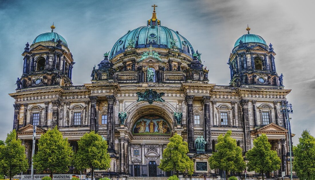 Gemäß einem Bericht von www.berlin.de hat das Bezirksamt Mitte beschlossen, den Standort der Anna-Lindh-Schule vom Saatwinkler Damm in die Reinickendorfer Straße zu verlegen. Die Schulgemeinschaft wird voraussichtlich ab dem 02.01.2025, spätestens jedoch bis zum 10.02.2025, den neuen Standort beziehen. Der neue Standort in der Reinickendorfer Straße wird einer der modernsten Schulstandorte der Stadt sein und den Schülern optimale Lernbedingungen bieten. Der Umzug wurde notwendig, da der bisherige Standort aufgrund von Schimmelbefall aufgegeben werden musste. Die Entscheidung über den Umzug der Schule wurde positiv von Schulleiter Mathias Hörold aufgenommen, der sich für die Schüler, Eltern und Lehrer über die hervorragenden Bedingungen …