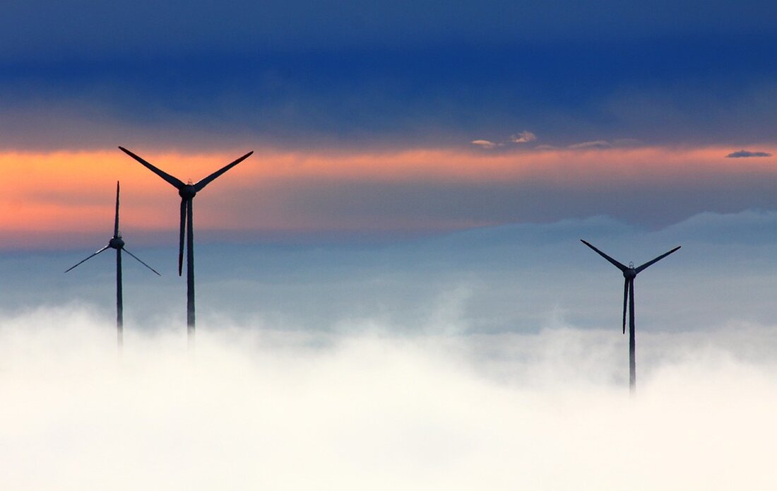 Titel: Demonstration für grüne Energiewende und Klimagerechtigkeit in Berlin Am vergangenen Sonntag fand in Berlin eine Demonstration des Bündnisses „Berlin Erneuerbar“ statt, die von der Jugendorganisation des Bundes für Umwelt und Naturschutz (BUND) Berlin organisiert wurde. Unter dem Motto „Gerechte Energie für alle – Grüne Versorgung sicherstellen, fossile Ausbeutung beenden!“ versammelten sich etwa 150 Teilnehmer an der Spree auf Höhe der Mercedes-Benz-Arena, um für mehr Klimaschutz zu demonstrieren. Leo Chukwugozie, der Pressesprecher der BUNDJugend Berlin, betonte die Bedeutung einer sozial gerechten Klimawende und warnte davor, die Kosten für die Energiewende auf die Bürger abzuwälzen. Er forderte eine lokale Energiewende, um …