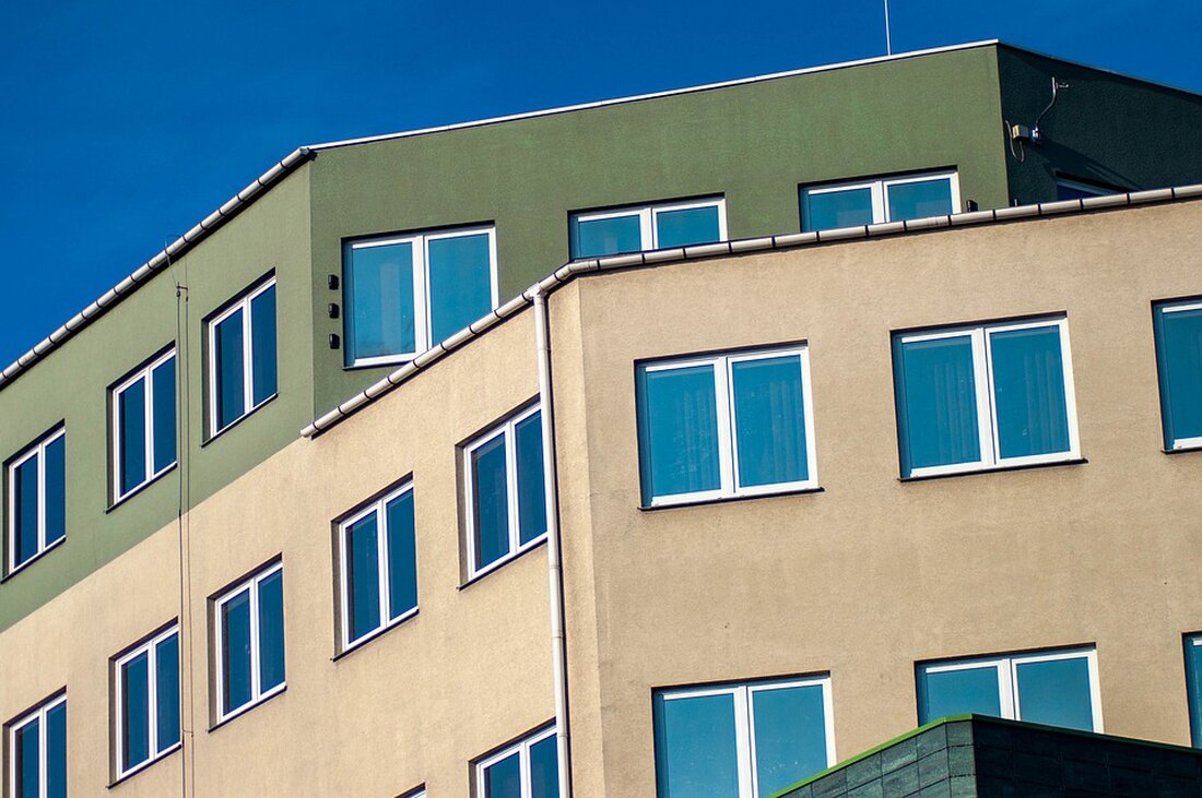 Finanzielle Probleme bedrohen Berliner Wohnungsgenossenschaft „Diese eG“ Seit ihrer Gründung im Jahr 2019 macht die Berliner Wohnungsgenossenschaft „Diese eG“ immer wieder Schlagzeilen. Nun sieht es jedoch so aus, als ob der Genossenschaft erneut das finanzielle Aus droht. Die Genossenschaft zählt etwa 400 Mitglieder und besitzt neun Wohnhäuser in den Stadtteilen Friedrichshain, Kreuzberg und Schöneberg. Schon von Anfang an waren Geldprobleme ein Thema: Florian Schmidt, Baustadtrat von Friedrichshain-Kreuzberg und Mitglied der Grünen, übte zugunsten der Genossenschaft das Vorkaufsrecht für sechs Häuser aus. Während des Verfahrens befand sich „Diese eG“ bereits kurz vor der Insolvenz, was dem Bezirk einen Schaden von 270.000 …