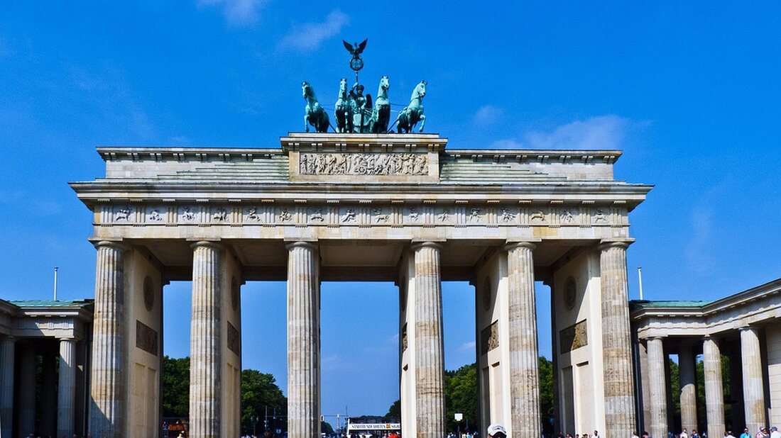 Wassermangel in Berlin und Brandenburg: Eine Herausforderung für die Region Berlin und Brandenburg gehören zu den niederschlagsärmsten Regionen in Deutschland, was insbesondere durch den Klimawandel verstärkt wird. Die Grundwasserstände in Berlin sinken alarmierend, um bis zu 75 Zentimeter im Vergleich zum langjährigen Durchschnitt. Die Spree, einer der bedeutendsten Flüsse in der Region, fließt aufgrund niedriger Pegelstände zunehmend rückwärts. Der bevorstehende Stopp der Braunkohleförderung in der Lausitz wird zu einer weiteren Verringerung der Grundwasserzufuhr in die Spree führen. In trockenen Sommermonaten kann dies dazu führen, dass die Spree örtlich bis zu 75 Prozent weniger Wasser führt. Diese Situation hat erhebliche Auswirkungen &hellip;