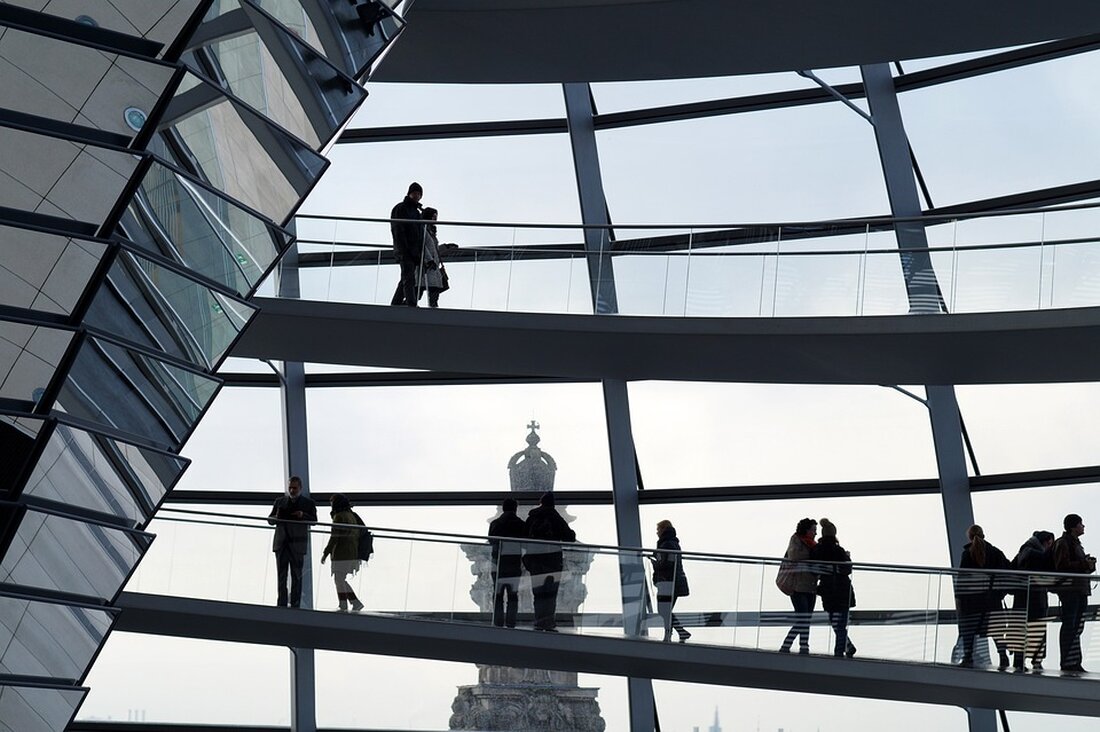 Die Straßen Berlins waren am Freitagmorgen Schauplatz einer Aktion der Aktivisten der Gruppe „Letzte Generation“. Sie besetzten nicht nur den Kreisverkehr rund um die Siegessäule, sondern blockierten auch die Dorotheenstraße und die Heidestraße. Die Polizei griff ein und nahm zwei Personen fest. Bei vorherigen Klebe-Protesten wurden die Aktivisten mit Speiseöl von der Straße gelöst. Bei den neuesten Protesten wurde jedoch eine neue Methode angewendet. Die Polizeibeamten entfernten die Klimakleber vom Asphalt, indem sie einen Bindfaden benutzten. Dabei wird der Faden um das Handgelenk gelegt und dann kräftig weggezogen. Diese Methode spart Zeit und reduziert das Verletzungsrisiko für alle Beteiligten. Die …