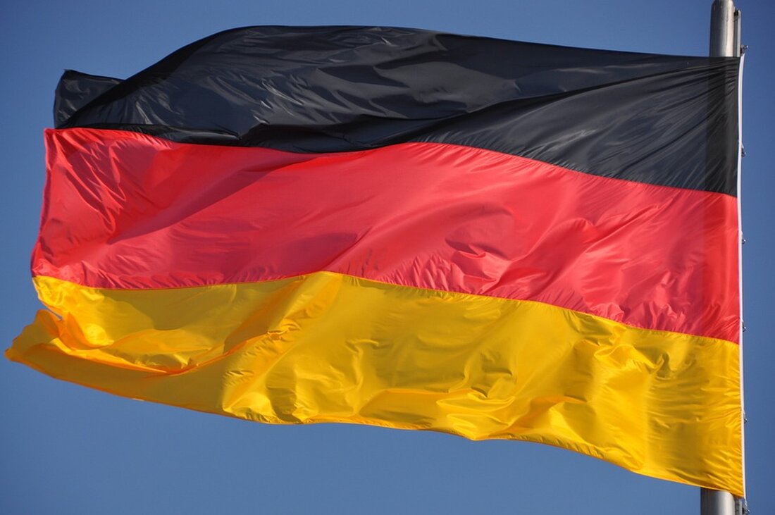 Bayern und Bier – eine untrennbare Verbindung. Der bayerische Gerstensaft erfreut sich nicht nur im Freistaat großer Beliebtheit, sondern auch in ganz Deutschland und weltweit. Selbst in Australien kann das Bier der Weihenstephan Brauerei, der ältesten Brauerei der Welt, erworben werden. Doch auch in den anderen Bundesländern Deutschlands erfreut sich das bayerische Bier großer Nachfrage. Das Unternehmen Kollex hat nun den Bier-Monitor 2023 veröffentlicht, der die Bestellungen von 170 Getränkefachgroßhändlern auswertet. Dabei zeigt sich, dass in Bayern, Thüringen, Sachsen-Anhalt und Berlin vor allem Lagerbiere beliebt sind, in Baden-Württemberg hingegen das Weizen und in den restlichen Bundesländern das Pils. Das bayerische …