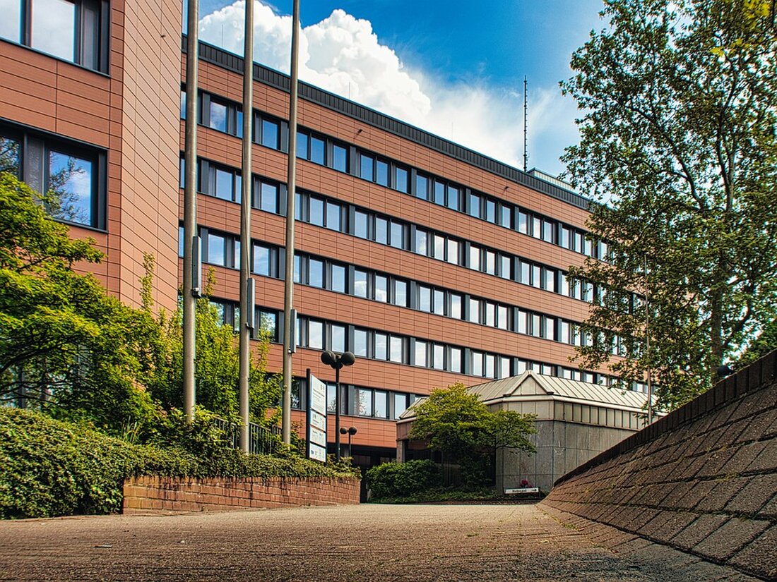 Die Bürgermeisterin des Berliner Bezirks Reinickendorf, Emine Demirbüken-Wegner, hat den Brandanschlag auf mindestens 16 Amazon-Transporter im Bezirk scharf verurteilt. Der feige und rücksichtslose Angriff richtete sich nicht nur gegen das betroffene Unternehmen, sondern auch gegen die Gemeinschaft als Ganzes. Solche Gewaltakte gegen lokale Unternehmen und diejenigen, die hart arbeiten, um ihren Lebensunterhalt zu verdienen, sind inakzeptabel und werden nicht toleriert, betonte die Bürgermeisterin. Ihr Mitgefühl gilt den Mitarbeitern und Kunden, die von diesem Vorfall betroffen sind. Das Bezirksamt steht bereit, den betroffenen Unternehmen in dieser schwierigen Zeit beizustehen. Zudem dankte Demirbüken-Wegner der Feuerwehr für ihre schnelle Reaktion und fortlaufende Unterstützung. &hellip;