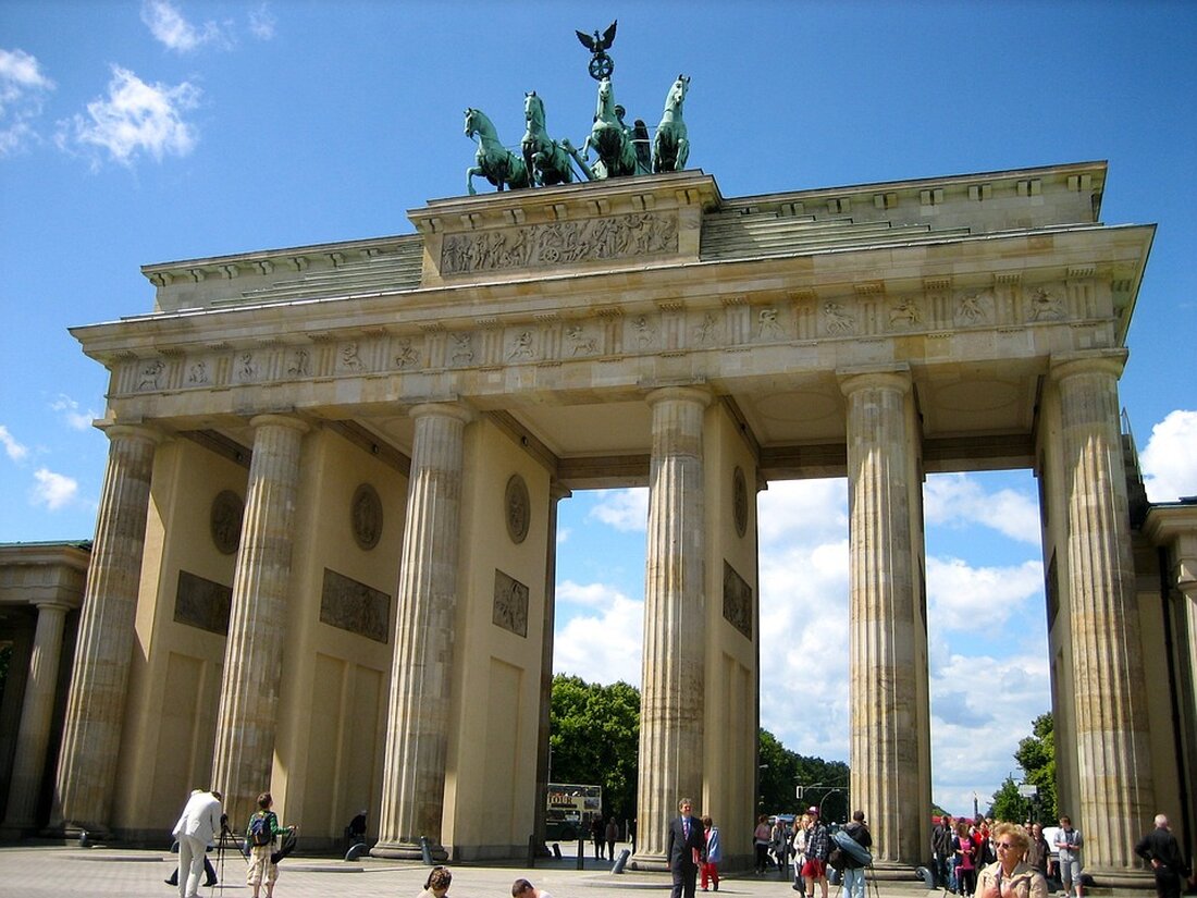 Scheidung in der Hauptstadtregion: Berlin und Brandenburg gehen getrennte Wege in der Bildungspolitik. Jeder konzentriert sich auf seine eigenen Interessen. Brandenburg hat beschlossen, aus dem gemeinsamen Institut für Schulqualität (ISQ) der Länder Berlin und Brandenburg auszutreten. Das ISQ, ein An-Institut der Freien Universität Berlin, entwickelt bislang diagnostische Tests, Vergleichsarbeiten (wie Vera) und andere wissenschaftlich fundierte Prüfungen zur Bewertung der Schulqualität in der Hauptstadtregion. Der brandenburgische Bildungsminister Steffen Freiberg (SPD) gab am Donnerstag bekannt, dass Brandenburg den ISQ verlassen wird und das Verwaltungsabkommen mit Berlin zum 31. Dezember 2024 kündigen wird. Dies erfolgte mit Zustimmung des Kenia-Kabinetts, bestehend aus SPD, CDU &hellip;