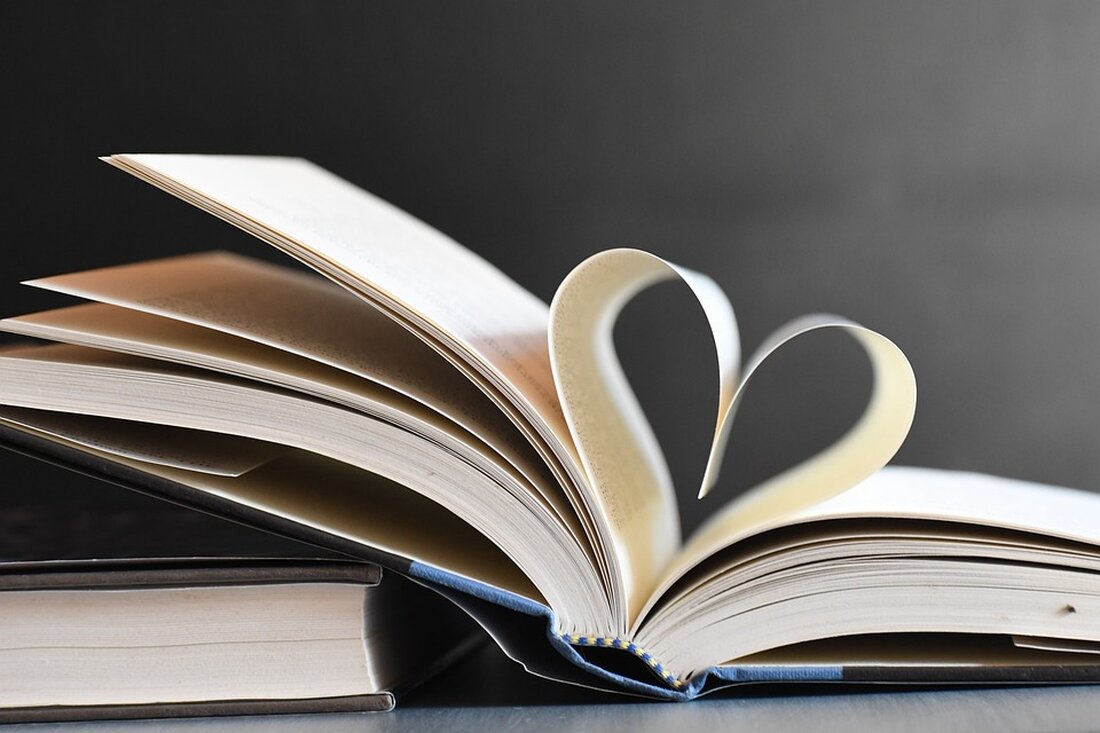 Besuchen Sie am 10. November 2024 den Basar der Heinrich-Schulz-Bibliothek in Berlin! Stöbern Sie von 11 bis 15 Uhr in gut erhaltenen Medien und nehmen Sie am kostenlosen Upcycling-Bastelworkshop für Kinder teil. Der Eintritt ist frei! Entdecken Sie kreative Möglichkeiten mit alten Materialien.
