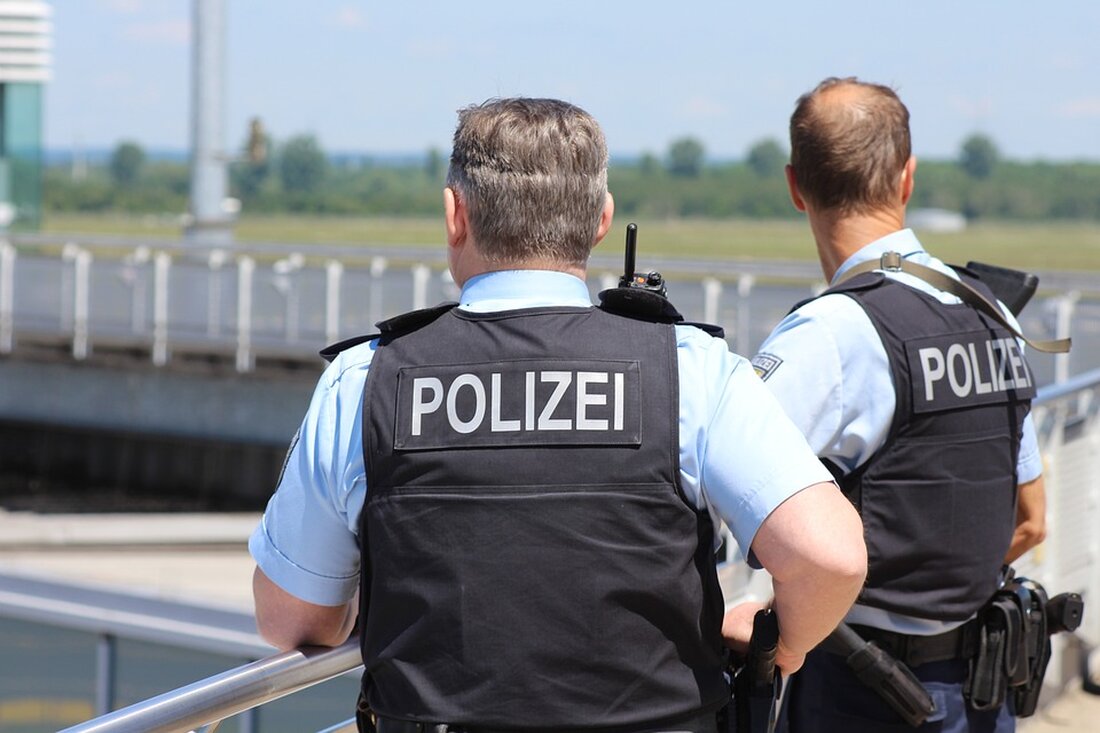 Die Bundespolizei ermittelt derzeit in Falkensee, nachdem ein Regionalexpress der Bahn aufgrund eines auf die Gleise geworfenen E-Scooters eine Vollbremsung durchführen musste. Die genaue Ursache für den Unfall, ob ein E-Roller des Unternehmens, das seit Mitte Juni in der Stadt ein Pilotprojekt durchführt, dafür verantwortlich ist, ist noch unklar. Der Vorfall ereignete sich kürzlich und hat erneut die Diskussion um die Sicherheit und den verantwortungsvollen Umgang mit E-Scootern entfacht. Die Bundespolizei ermittelt nun, um den genauen Ablauf des Unfalls und die Schuldfrage zu klären. Das Pilotprojekt des E-Roller-Unternehmens in Falkensee hat seit seiner Einführung im Juni für gemischte Reaktionen gesorgt. …