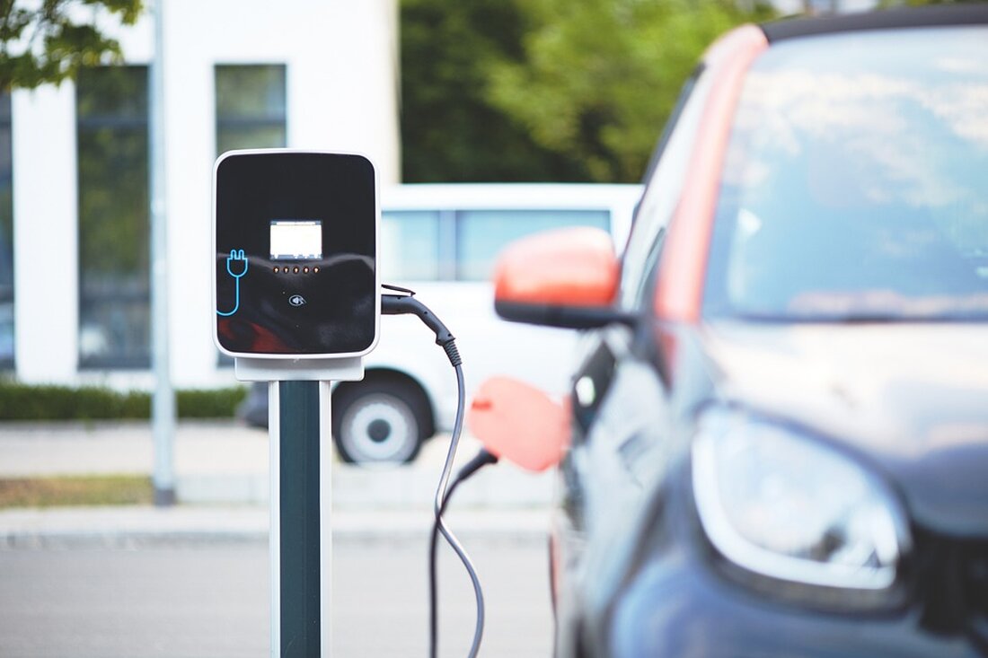 Titel: Carsharing-Unfall in Berlin-Neukölln: Zeugen beobachten Flucht der Insassen nach Ampel-Crash Berlin-Neukölln – In der Nacht ereignete sich ein Unfall in Berlin-Neukölln, bei dem ein Tesla gegen einen Ampelmast krachte. Augenzeugen berichten, dass anschließend zwei Insassen aus dem Wagen eines Carsharing-Anbieters ausstiegen und flüchteten, wie die Berliner Polizei am Freitag bekannt gab. Der Aufprall war so heftig, dass die Einsatzkräfte die Ampel absägen mussten. Der Unfall ereignete sich gegen 1.00 Uhr, als der Tesla mit überhöhter Geschwindigkeit von der Johannisthaler Chaussee in die Rudower Straße abbiegen wollte. Ob die Insassen bei dem Zusammenstoß verletzt wurden, ist bislang unklar. Jedoch wurde …
