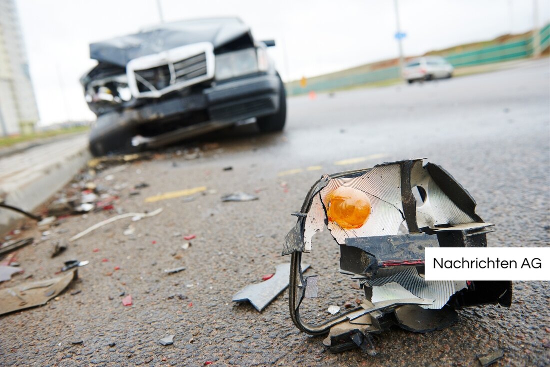 Schwerer Unfall in Altglienicke: Firmen-Transporter prallt gegen Baum, Fahrer möglicherweise alkoholisiert. Polizei ermittelt.