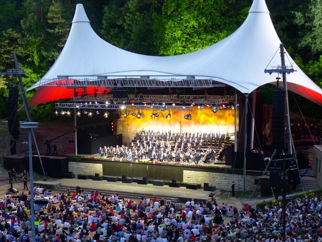 Entdecken Sie die dunkle Geschichte der Waldbühne in Berlin, von ihrer NS-Vergangenheit bis zu ihrer heutigen Rolle als beliebte Konzertlocation.