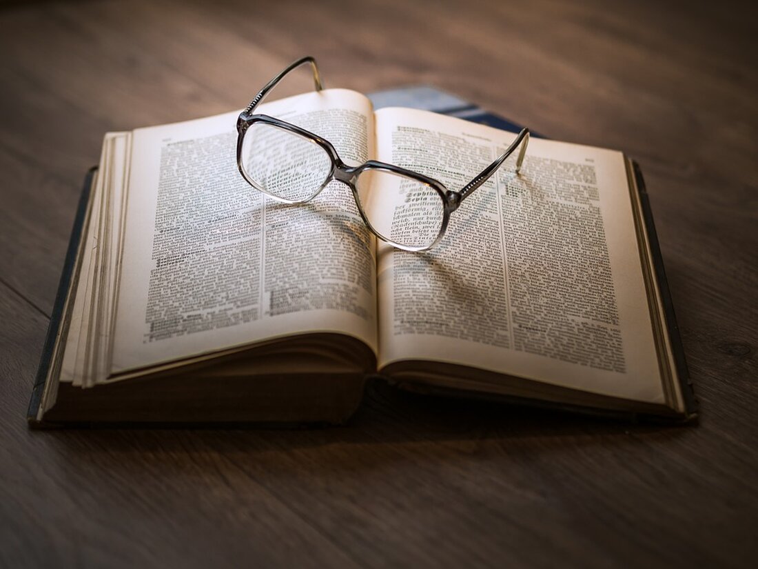 Buchtipps: Was liest der Buchhändler selber in den Ferien? Harald Kirchner, Mitarbeiter der Buchhandlung Ludwig Wilde in Kreuzberg, ist ein wahrer Bücherfanatiker. Er reist mit einem hochgeschätzten Autor und möchte sicherstellen, dass seine Stammkunden gut auf seinen Urlaub vorbereitet sind. Aber was empfiehlt er für die Pause und was liest er selber in den Ferien? Kirchner empfiehlt jedem, der es noch nicht gelesen hat, das Buch &#8222;Café ohne Namen&#8220; von Robert Seethaler. Das Werk entführt den Leser auf eine Zeitreise ins Wien der 60er-Jahre und besticht durch eine klare und prägnante Sprache, die es schafft, ein detailgetreues Bild zu zeichnen. &hellip;