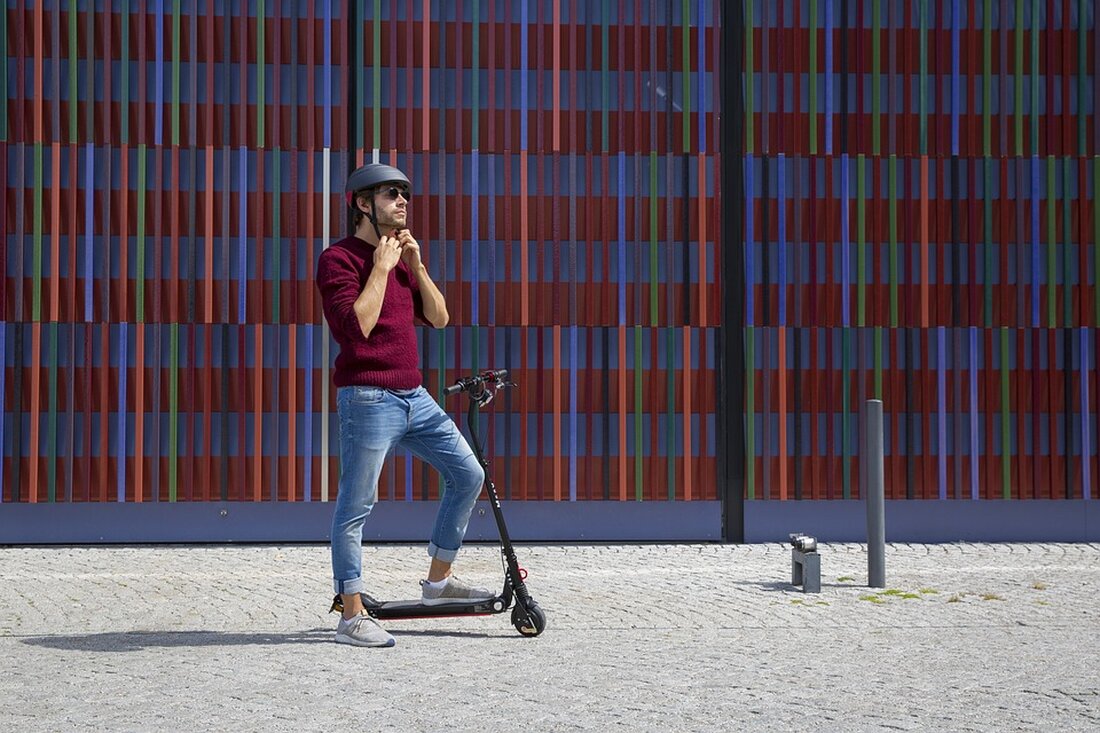 Berlin: 89-Jährige von E-Scooter angefahren und verletzt Eine 89-jährige Frau wurde am Dienstagnachmittag in Treptow-Köpenick Opfer eines Unfalls mit einem E-Scooter. Der Unfall ereignete sich in der Kiefholzstraße, als die Seniorin an einer Ersatzbushaltestelle auf ihren Bus wartete. Der Fahrer des E-Scooters erfasste die Frau und fuhr anschließend weiter, nachdem er kurz angehalten hatte. Die Folgen des Unfalls waren schwerwiegend: Die 89-Jährige stürzte und erlitt einen Beinbruch. Sie musste von Rettungskräften in ein Krankenhaus gebracht werden, wo sie stationär behandelt wird. Die genaue Identität des E-Scooter-Fahrers ist bisher unbekannt. Die Polizei hat die Ermittlungen aufgenommen und sucht nach Zeugen, die …