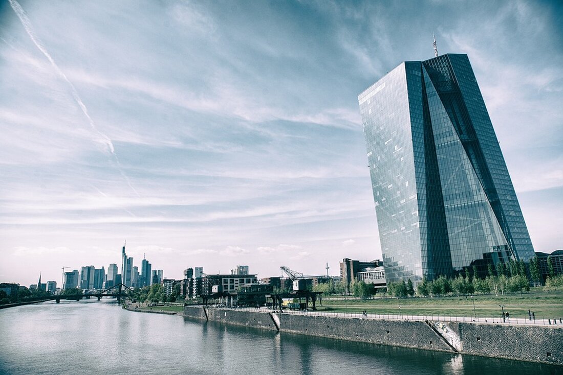 EZB erhöht Leitzins: Tagesgeld bietet besten Zinssatz Die Europäische Zentralbank (EZB) hat erneut den Leitzins im Euroraum erhöht. Der Zinssatz steigt von vier auf 4,25 Prozent. Mit dieser Entscheidung reagiert die EZB auf die anhaltende Inflation in vielen EU-Staaten. Die Anhebung des Leitzinses wirkt sich nicht nur auf die Wirtschaft, sondern auch auf Verbraucher aus. Für Kredite, beispielsweise für Häuser oder Autos, bedeutet die Zinserhöhung höhere Kosten. Auf der anderen Seite können Sparer von besseren Konditionen bei Fest- oder Tagesgeldkonten profitieren. Bereits jetzt bieten einige Banken Zinssätze über drei Prozent an. Mit der steigenden Leitzinsen könnten noch bessere Angebote für …