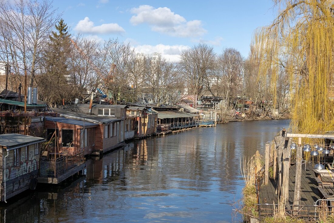 Das Bezirksamt Friedrichshain-Kreuzberg von Berlin sucht derzeit nach Interessent*innen für die ehrenamtliche Tätigkeit einer Schiedsperson im Ortsteil Kreuzberg. Die Schiedspersonen sind verantwortlich für die Durchführung von Schlichtungsverfahren in bürgerlichen Rechtsstreitigkeiten über vermögensrechtliche Ansprüche sowie in nicht-vermögensrechtlichen Ansprüchen wegen Verletzung der persönlichen Ehre sowie in einigen Strafsachen. Um als Schiedsperson tätig zu werden, muss man bestimmte Kriterien erfüllen. Man sollte mindestens 30 Jahre alt und nicht älter als 70 Jahre sein, im Bezirk Friedrichshain-Kreuzberg wohnen und keine gerichtlichen Einschränkungen im Umgang mit seinem Vermögen haben. Weitere Informationen zum Schiedsamt und zum Schiedsverfahren sind auf den Internetseiten www.schiedsamt.de oder www.bds-berlin.com verfügbar. Ansprechpartnerin …