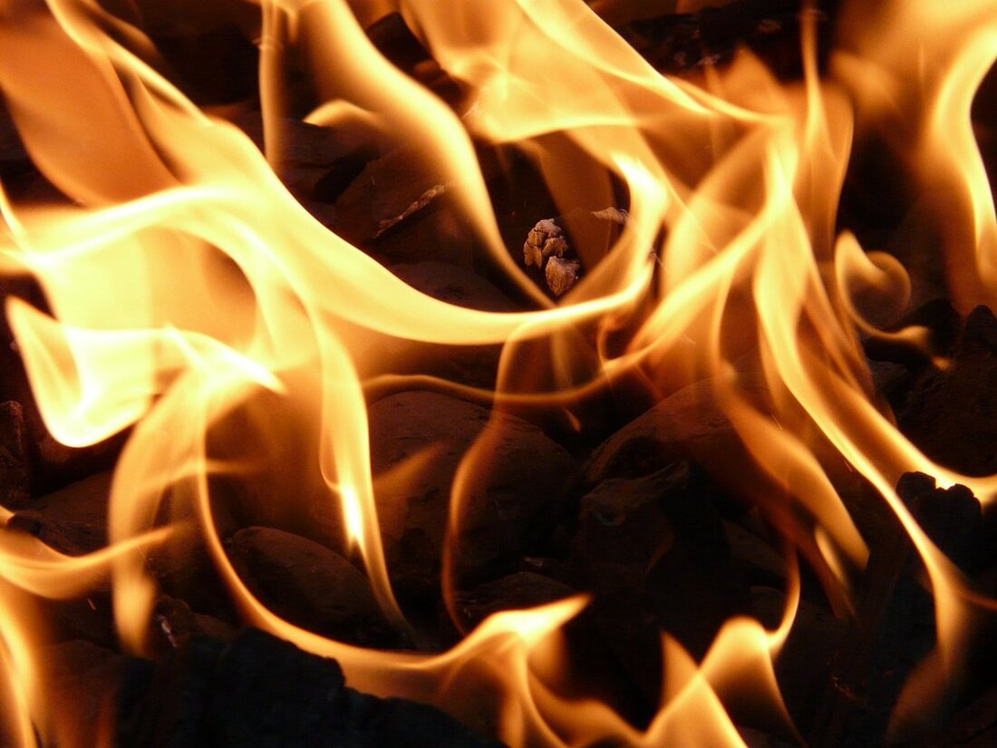 Feuer-Haus in Berlin: Bewohner noch unter Schock Berlin – Im 12. Stock des Feuer-Hauses an der Lindenstraße ist die Fassade verkohlt und im Treppenhaus ist noch der Geruch des Brandes zu spüren. Die Bewohner stehen noch immer unter Schock. Einige Mieter konnten sich rechtzeitig retten und haben nun mit der Bild-Zeitung gesprochen. Vor dem Hochhaus liegen verkohlte Kleidung, ein Laptop, ein Backofenrost und Zigarettenstummel. Diese Sachen wurden von der Feuerwehr aus dem Fenster der Brandwohnung im 12. Stock geworfen. Durch einen Türspalt kann man die Überreste von zwei Betten, einem Lautsprecher, einem Fahrrad sowie Büchern und Zeitschriften sehen. Die Türen …