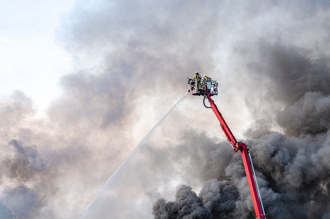 In der Nacht zu Dienstag wurde Neukölln von Brandstiftern heimgesucht. Mehrere Feuer wurden gelegt, welche von der Berliner Feuerwehr und aufmerksamen Anwohnern schnell gelöscht werden konnten. Der erste Brand ereignete sich gegen 1.10 Uhr in der Friedelstraße in Neukölln. Hier wurde ein Bauschuttcontainer in Brand gesetzt. Während die Feuerwehr gerade dabei war, das Feuer zu löschen, wurde ein weiterer Brand gemeldet: Eine Dixi-Toilette stand in Flammen. Glücklicherweise konnte ein tapferer Feuerwehrmann das Feuer rechtzeitig unter Kontrolle bringen und somit größeren Schaden verhindern. Kurze Zeit später, in der Lenaustraße, wurde ein auf der Straße stehender Bürostuhl in Brand gesetzt. Die Anwohner &hellip;