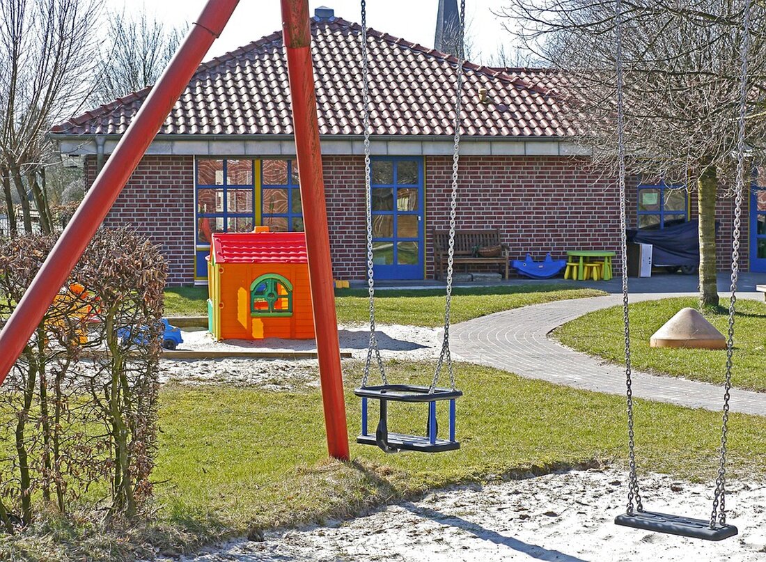 Friedrichshain-Kreuzberg, ein Bezirk in Berlin, hat die Einführung einer kommunalen Steuer auf Einweg-Verpackungen als Maßnahme zur Müllvermeidung gefordert. Das Anliegen soll am Donnerstag im Rat der Bürgermeister eingebracht werden. Das Bezirksamt möchte mit dieser Maßnahme Müll vermeiden und weniger Geld für die Müllbeseitigung ausgeben. Laut dem Bezirksamt werden allein in Friedrichshain-Kreuzberg täglich etwa 42.000 Plastik- und Pappbecher weggeworfen, was einer Müllmenge entspricht, die die Strecke vom S-Bahnhof Frankfurter Allee bis zum Alexanderplatz füllen würde. Die Reinigung der Parks im Bezirk wird in den letzten Jahren immer kostenintensiver. Bezirksbürgermeisterin Clara Herrmann (Grüne) betont, dass weniger Müll zu einem schöneren Bezirk und …