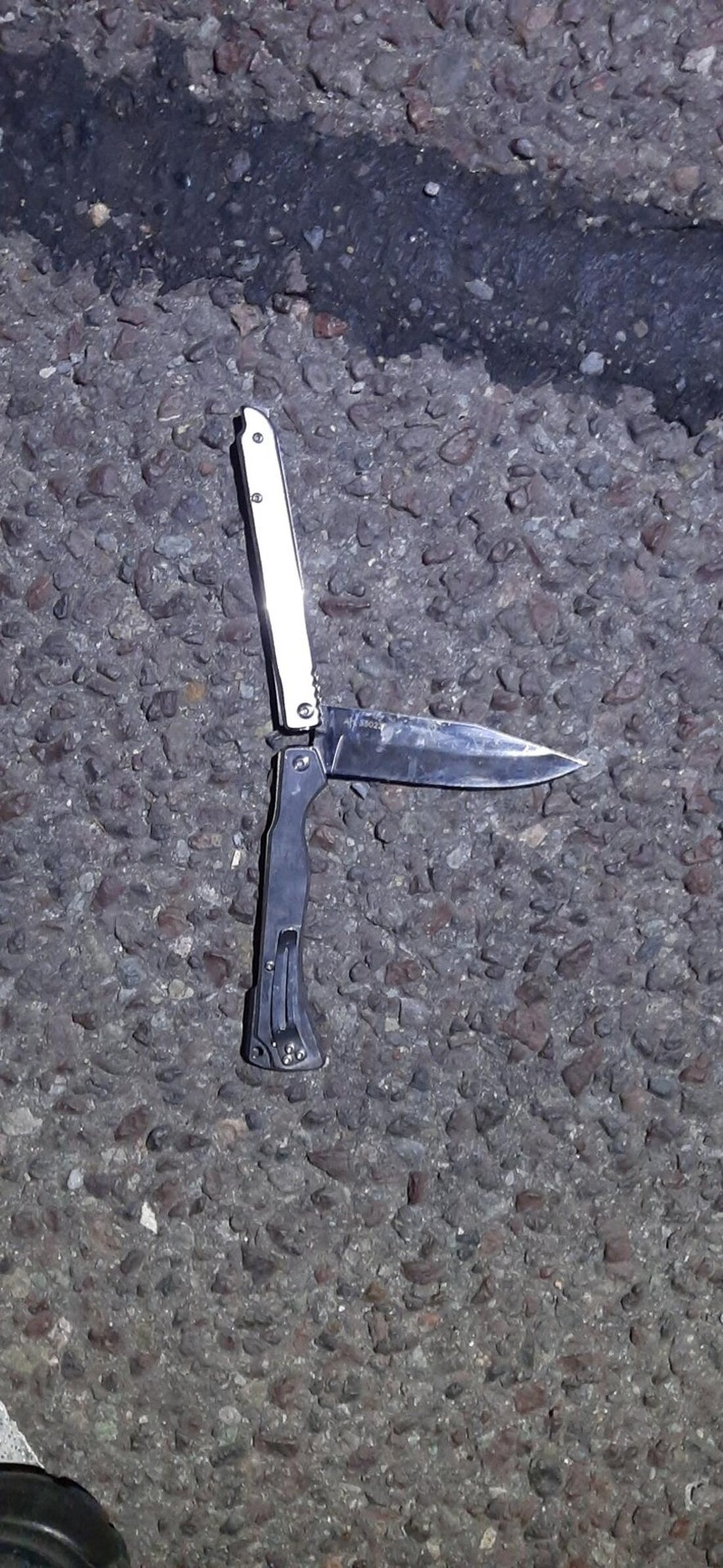 Ein 33-jähriger Mann bedrohte in einem Zug bei Götz eine Zugbegleiterin und den Triebfahrzeugführer mit einem Messer. Dank schnell eingeleiteter Fahndungsmaßnahmen konnte er festgenommen werden. Die Bundespolizei ermittelt wegen Bedrohung und Verstößen gegen das Waffengesetz. Erfahren Sie mehr über die dramatischen Ereignisse und die Reaktionen der Einsatzkräfte.