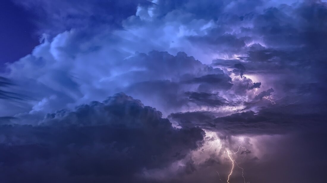 Schwerverletzte, abgedeckte Dächer und Zehntausende Haushalte ohne Strom – das ist die Bilanz der Gewitter, die am Dienstagabend und in der Mittwochnacht Teile von West- und Süddeutschland erfasst haben. Doch damit ist das Unwetter noch nicht vorbei. Laut dem Deutschen Wetterdienst (DWD) wird es auch ab Donnerstagnachmittag in Norddeutschland blitzen und donnern. An den Alpen sind mittags einzelne Gewitter mit Starkregen möglich. Und es kommt noch dicker: Samstag könnte es in ganz Deutschland krachen. Die Gewitter am Wochenende werden von Starkregen begleitet, der in den letzten 20 Jahren immer heftiger geworden ist. Es häufen sich Starkregenereignisse, bei denen die Niederschlagsmenge …