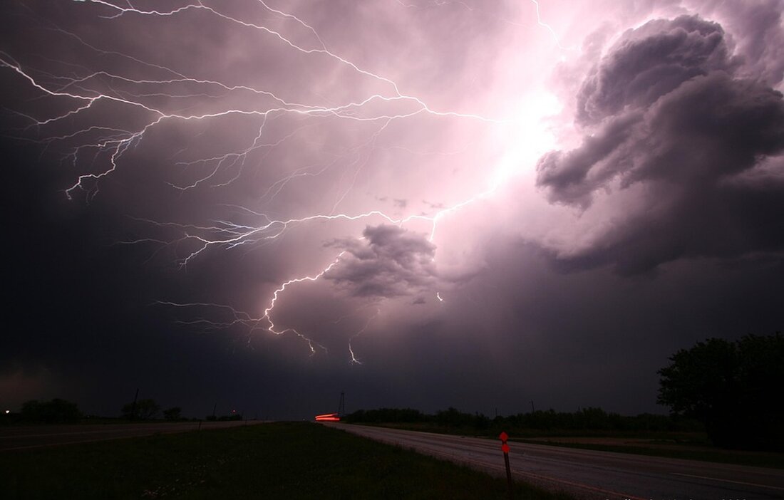 Deutschland steht erneut vor einer Reihe von Gewittern und Unwettern. Nach den Sturmschäden und Stromausfällen, die am vergangenen Dienstagabend und Mittwochnacht Teile von West- und Süddeutschland betroffen haben, prognostiziert der Deutsche Wetterdienst (DWD) für das kommende Wochenende erneut starke Gewitter und größere Unwetter in einigen Gebieten des Landes. Gleichzeitig sollen die Temperaturen weiter ansteigen. Am Samstag werden insbesondere im Süden und Osten Deutschlands zunächst noch lokal Starkregen und einzelne Gewitter erwartet. Im Verlauf des Vormittags sollen diese Gewitter jedoch abziehen. Am Nachmittag und Abend können erneut vereinzelt kräftige Gewitter auftreten, vor allem südlich der Donau. Dabei sind auch Unwetter mit &hellip;