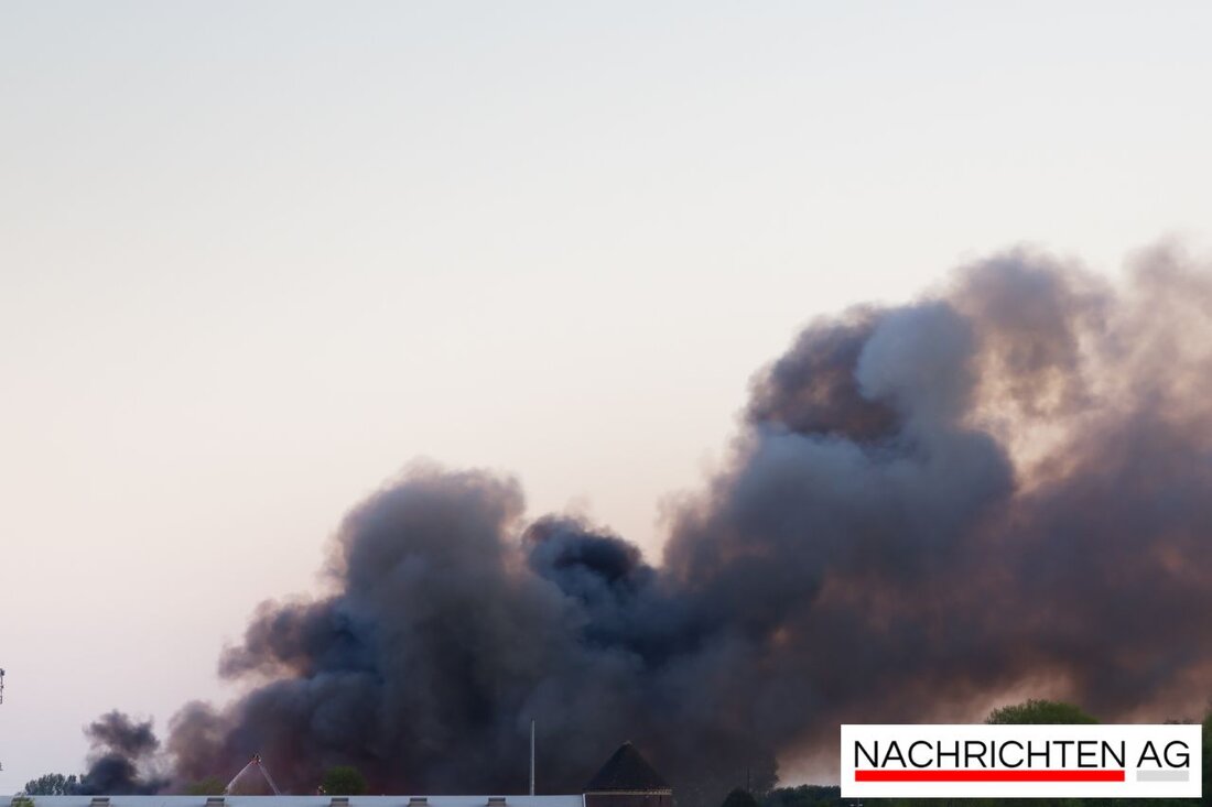 Großfeuer in Berlin-Marzahn: Feuerwehr kämpft mit 150 Einsatzkräften gegen Flammen, Polizei ermittelt wegen möglicher Brandstiftung.