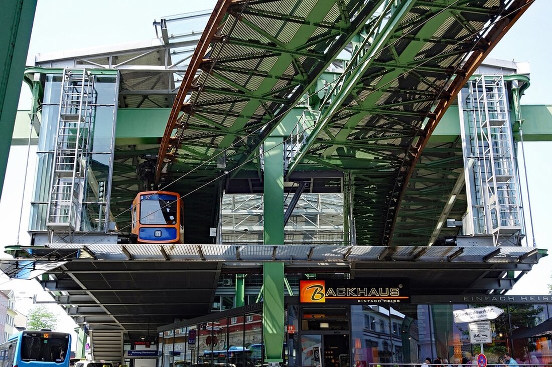 In Berlin-Wittenau brach am frühen Freitagnachmittag ein Brand aus. Um 13.24 Uhr ging bei der Feuerwehr ein Notruf ein, der von einem Vollbrand in einer 180 Quadratmeter großen Werkstatthalle im Eichhorster Weg berichtete. Eine große Rauchwolke war sogar vom Bezirk Mitte aus zu sehen. Zum Glück konnten die Feuerwehrleute den Brand mittlerweile löschen und ein Übergreifen auf andere Gebäude verhindern. Glücklicherweise wurde niemand bei dem Brand verletzt. Die Feuerwehr teilte auf Twitter mit, dass insgesamt 87 Einsatzkräfte an der Löschung des Brandes beteiligt waren. Derzeit laufen immer noch Nachlöscharbeiten. Die Brandursache konnte jedoch noch nicht ermittelt werden, da die Pressestelle …
