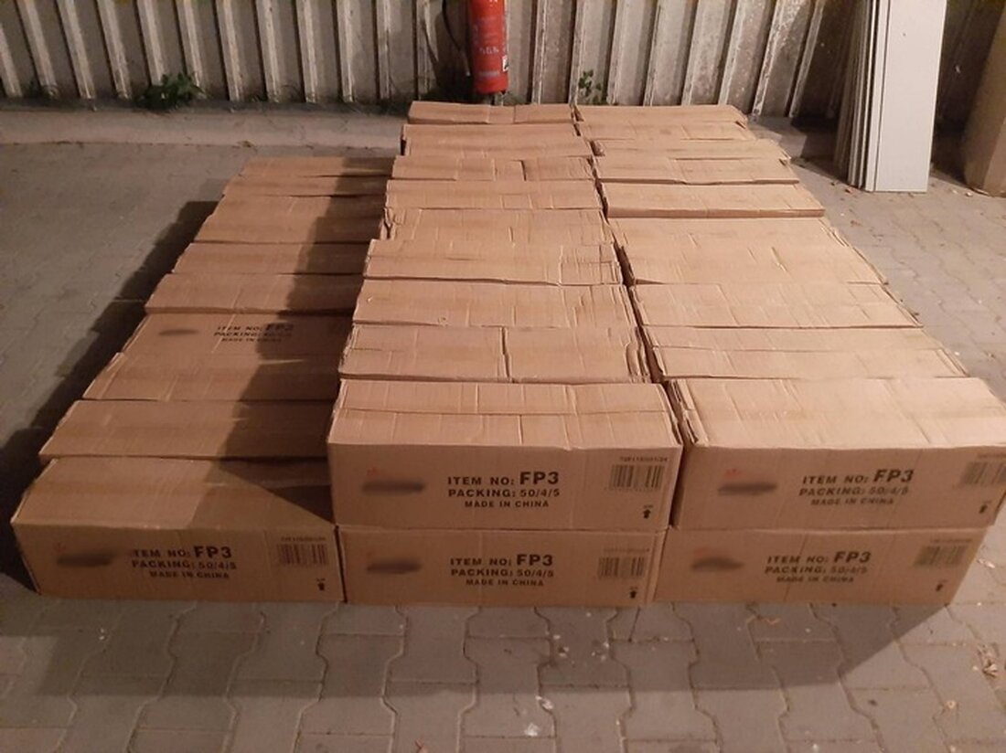 Die Bundespolizei entdeckte am Montagabend in Küstrin-Kietz bei einer Kontrolle einen Kleintransporter mit rund 90 kg illegaler Pyrotechnik. Zwei polnische Staatsangehörige konnten keine erforderlichen Genehmigungen vorlegen und sehen sich nun einem Ermittlungsverfahren wegen eines Verstoßes gegen das Sprengstoffgesetz gegenüber. Erfahren Sie mehr über den Vorfall und die Hintergründe.