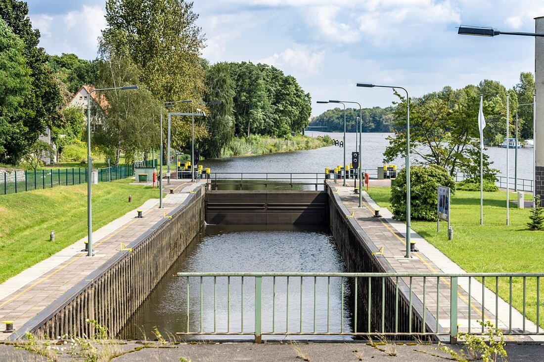 Liveticker: Suche nach Löwin – Bürgermeister bestätigt Sichtung – Polizei überprüft privaten Halter – Einsatz in Kleinmachnow und Zehlendorf Seit mehr als 24 Stunden dauert nun bereits die Suche nach einer entlaufenen Löwin im Umkreis von Teltow und Kleinmachnow. Die Polizei warnt die Menschen in Kleinmachnow, Teltow, Stahnsdorf und dem Süden Berlins vor dem Verlassen ihrer Häuser. Auch Haustiere sollen nicht ins Freie gelassen werden, da sich die Polizei weiterhin davon ausgeht, dass sich in der Gegend ein entlaufenes Wildtier befindet. Es handelt sich dabei um eine Raubkatze, so die Polizei. Die Suche wurde auch am Freitag fortgesetzt. Die Polizei …