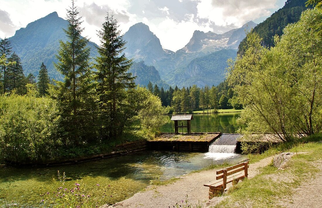 Am 16. Juli 2023 wurde das neue Schokoladen-Haus der Firma Rausch im Gewerbegebiet in Stederdorf eröffnet. Bereits an den ersten Tagen kamen zahlreiche Gäste sowohl aus dem Peiner Land als auch von außerhalb, um das Angebot des neuen Schokoladen-Hauses zu erkunden. Filialleiter Andreas Janzen ist mit der Resonanz und dem Feedback seit der Eröffnung sehr zufrieden. Von Anfang an seien die Rückmeldungen der Gäste sehr positiv gewesen. Dies bestätigt sich auch beim Besuch der PAZ am frühen Samstagnachmittag. Schon um 10 Uhr öffneten sich am Eröffnungstag zum ersten Mal die Türen des schneeweißen Neubaus an der Wilhelm-Rausch-Straße für die Öffentlichkeit. &hellip;
