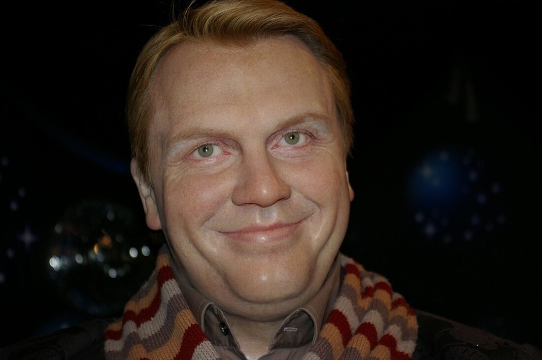 Hape Kerkeling, einer der bekanntesten deutschen Entertainer, hat in der ZDF-Talkshow „Maybrit Illner“ offen über seine Entscheidung gesprochen, Berlin zu verlassen und mit seinem Ehemann nach Köln zu ziehen. Als Grund dafür nannte er die homophobe Atmosphäre in der Hauptstadt. Kerkeling äußerte seine Sorge über bestimmte gesellschaftliche Entwicklungen in Deutschland und verglich die aktuelle Situation sogar mit der Zeit der Weimarer Republik. Der Entertainer erklärte, dass er gelegentlich das Gefühl habe, dass wir uns in einer ähnlichen Zeit wie in der Weimarer Republik befinden würden. Er erinnerte daran, dass es in dieser Zeit anfangs Fortschritte gab, beispielsweise im Bereich der …