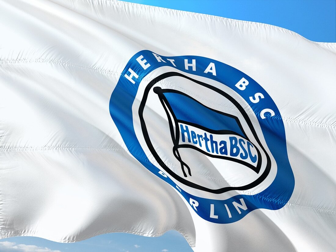 Marius Gersbeck, der Torhüter von Hertha BSC, geriet während des Trainingslagers des Berliner Fußballklubs in Zell am See in eine Auseinandersetzung. Laut Polizeibericht kam es in den frühen Morgenstunden des vergangenen Sonntags zu einem verbalen Streit zwischen Gersbeck und einem 22-jährigen Einheimischen, der dann in eine körperliche Auseinandersetzung eskalierte. Dabei soll der 28-jährige Deutsche den Einheimischen „unbestimmten Grades am Körper“ verletzt haben. Nach dem Vorfall alarmierten Zeugen die Polizei, die den Verletzten ins Krankenhaus brachte. Im Zuge der polizeilichen Untersuchungen wurde Gersbeck als Tatverdächtiger ermittelt und zum Vorfall befragt. Aktuell befindet er sich nicht mehr in polizeilichem Gewahrsam und die …
