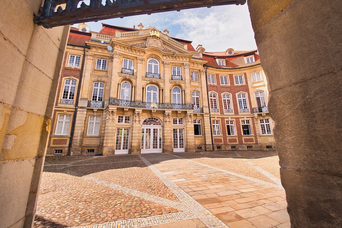 Am 7. Juni 2024 veranstaltet der Verein „Denk mal an Berlin“ e.V. eine einzigartige Bezirks-Tour durch Reinickendorf. Die Tour, die von 12 bis 18 Uhr stattfindet, bietet den Teilnehmenden die Möglichkeit, historische und kulturell bedeutende Orte im Bezirk zu entdecken. Das Team des Fachbereichs Denkmalschutz aus dem Bezirksamt Reinickendorf wird die Veranstaltung fachkundig begleiten. Die Tour beginnt um 12 Uhr auf dem Antonyplatz am Rathaus Reinickendorf, wo die zuständige Bezirksstadträtin Korinna Stephan (B‘90/Grüne) die Veranstaltung offiziell eröffnen wird. Einer der Höhepunkte der Tour ist die Führung durch das im Jahr 1911 im neobarocken Stil erbauten Alte Rathaus. Weitere Stationen der &hellip;