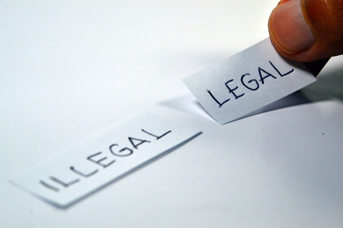 Illegales Autorennen in Spandau: Raser werden geblitzt und gehen auf Polizistin los In Berlin-Spandau haben sich am Montagabend drei junge Männer ein verbotenes Autorennen geliefert. Die Polizei beobachtete zunächst einen 19-Jährigen in einem BMW eines Carsharing-Unternehmens. Der junge Mann traf sich mit einem 17-jährigen Opel-Fahrer auf einem Parkplatz am Grünhofer Weg. Anschließend lieferten sich die beiden Autofahrer auf dem Brunsbütteler Damm in Richtung Nennhauser Damm ein illegales Straßenrennen. Dabei waren beide deutlich zu schnell unterwegs. Auf der Kreuzung Brunsbütteler Damm/Ecke Nennhauser Damm stieß ein 18-jähriger Kia-Fahrer zu dem Rennen hinzu und beteiligte sich ebenfalls daran. Die Raser stoppten erst, nachdem &hellip;