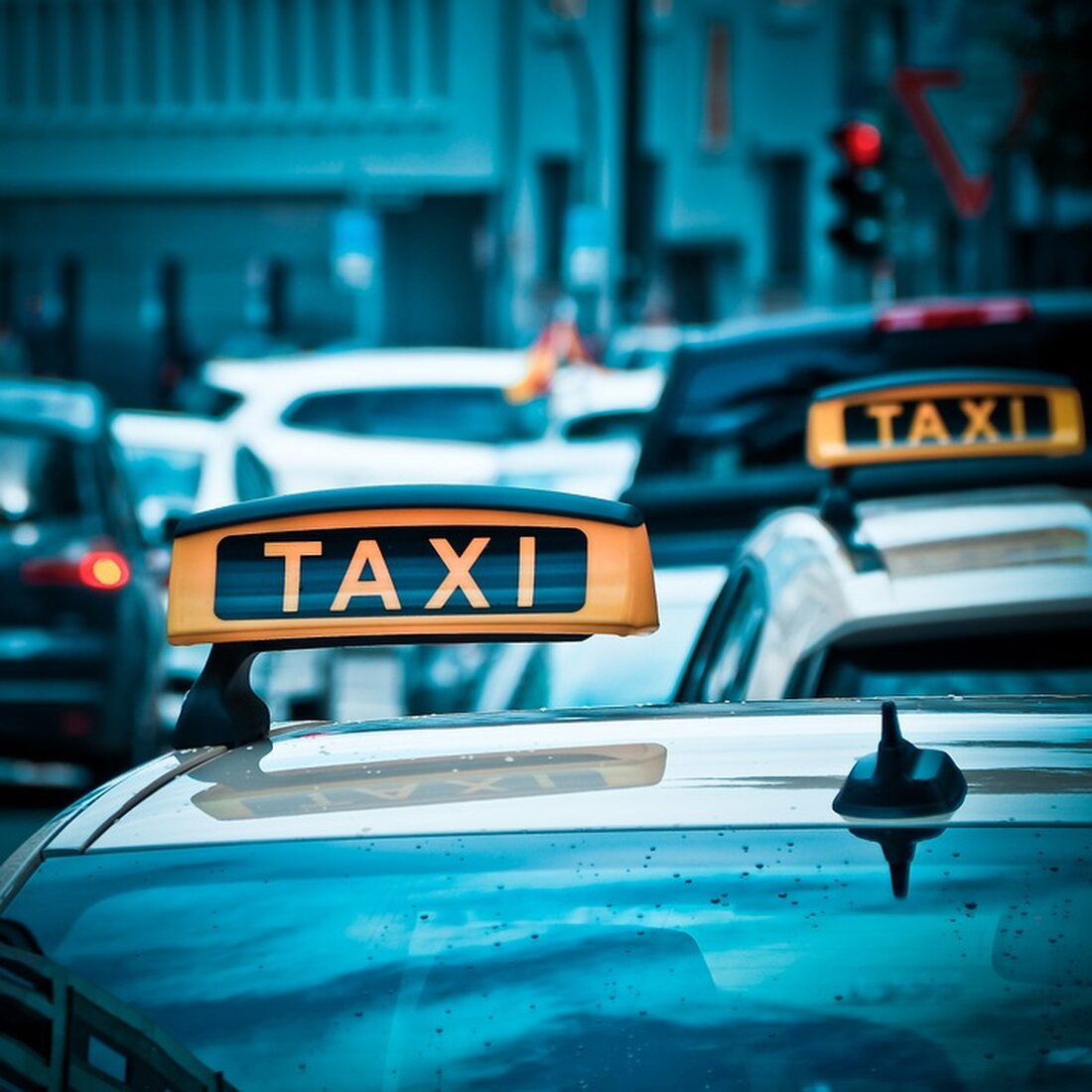 Weniger Taxistände in Berlin – ein verheerendes Signal In Berlin gibt es einen bedenklichen Trend: Immer weniger Taxistände prägen das Stadtbild. Für Taxifahrer ist dies ein besorgniserregendes Signal, und auch für Hauptstädter und Touristen bedeutet dies ein schlechteres Angebot. Dies wirft Fragen auf und verursacht Unannehmlichkeiten für ein reibungsloses Reisen in der deutschen Hauptstadt. Als Reisender mit Gepäck in einem Bahnhof anzukommen und dann erst die passende App installieren zu müssen, um ein Auto zu bestellen, auf das man dann noch fünf Minuten oder länger warten muss – das ist nicht das, was man sich wünscht. In der Regel möchte …