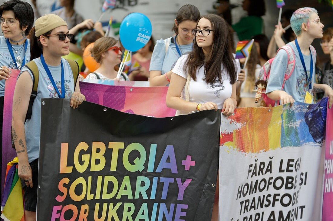 Israelfeindliche Parolen bei Internationalistischer Queer Pride in Berlin Bei der &#8222;Internationalistischen Queer Pride&#8220; in Berlin haben Teilnehmerinnen und Teilnehmer Videos auf Twitter veröffentlicht, in denen israelfeindliche Parolen gerufen werden. Der alternative Pride-Marsch fand am Samstag zeitgleich zum Christopher Street Day statt. Die Parole, die bei der Veranstaltung gerufen wurde, lautet: &#8222;From the river to the sea, Palestine will be free&#8220;. Diese Aussage kann so interpretiert werden, dass dem Staat Israel das Existenzrecht abgesprochen wird. Besonders im Umfeld der militanten islamistischen Palästinenserorganisation Hamas ist diese Parole bekannt. Die Veranstaltung wurde bei der Versammlungsbehörde als &#8222;alternativer und politischer Pride-Marsch&#8220; angemeldet, der bereits &hellip;