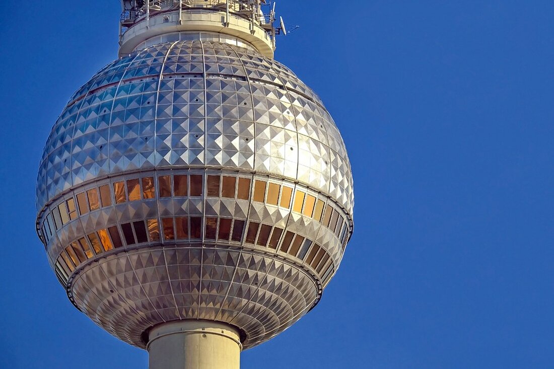In Berlin kam es kürzlich zu einer spektakulären Polizeiaktion gegen einen Kokain-Dealer. Den Beamten der Brennpunkt- und Präsenzeinheit (BPE) war ein verdächtiger Wagen am Alexanderplatz aufgefallen. Unauffällig verfolgten sie das Fahrzeug bis zur Greifswalder Straße in Pankow. Dort erfolgte schließlich der Zugriff. Der 42-jährige Koks-Taxi-Fahrer wurde von den Polizisten auf frischer Tat beim Verkauf der illegalen Drogen erwischt. Im Anschluss durchsuchten die Beamten nicht nur das Fahrzeug, sondern auch die Wohnung des Täters in Mariendorf. Dabei stellten sie eine beträchtliche Menge von über 700 verkaufsfertigen Portionen Kokain sicher. Die Drogen waren in kleinen Mikroreagenzgefäßen verpackt. Neben den Drogen wurden auch …