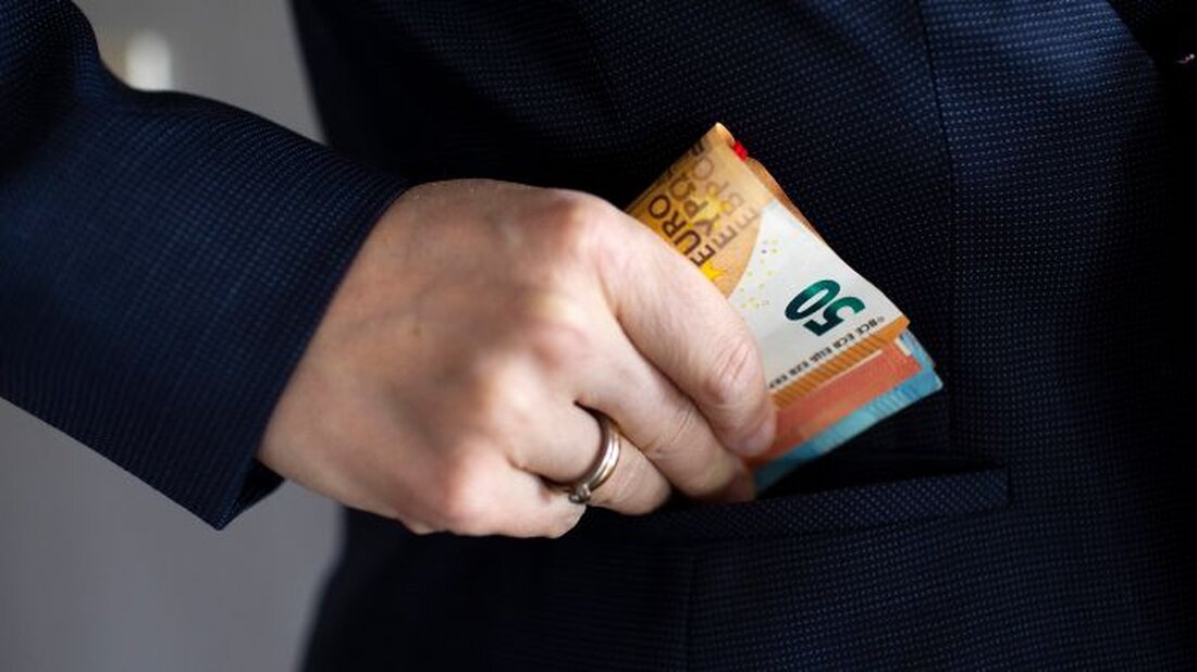 Korruptionsbekämpfung in Berlin – Erfolgsbilanz mit Schattenseiten Auf dem Papier sieht die Bilanz der Korruptionsbekämpfer in Berlin ganz passabel aus: Hunderte Urteile gab es in den vergangenen Jahren, wie aktuelle Zahlen zeigen. Doch die Statistik zeigt auch, warum das Dunkelfeld wohl deutlich größer sein dürfte. Bei Berlins Korruptionsjägern dürfte das Jahr 2018 noch lange in Erinnerung bleiben. Damals deckten sie Fälle von Bestechung und Vorteilsnahme im Volumen von insgesamt gut 24 Millionen Euro auf. Das meiste davon wechselte in bar den Besitzer, 40 Amtsträger waren involviert, und in der Mehrzahl der Fälle flogen diejenigen auf, die bestechen wollten. Das geht …