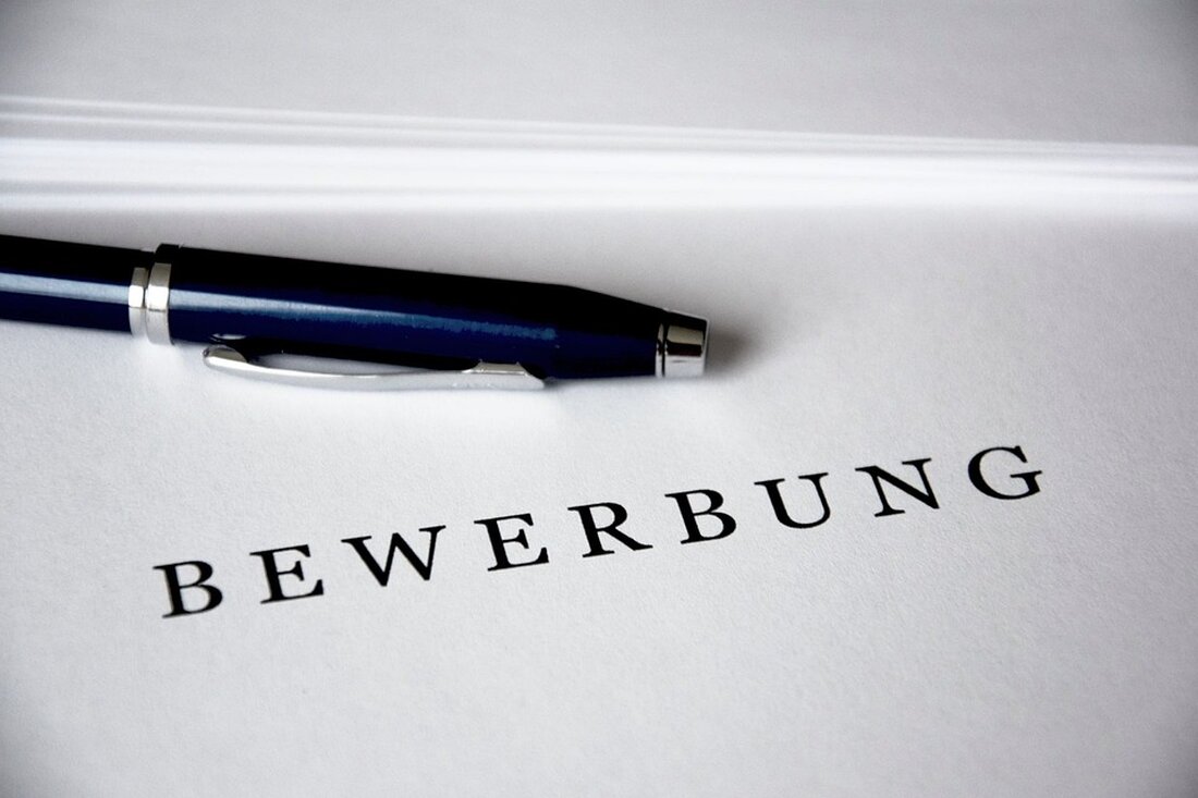 Der Bezirksstadtrat Marco Brauchmann hat angekündigt, dass vom 26. August bis 1. September 2024 ein Künstler-Symposium in der Wuhlheide im Bezirk Treptow-Köpenick von Berlin stattfinden wird. Das Symposium wird bis zu fünf Künstlerinnen und Künstlern die Möglichkeit bieten, sich mit dem Thema Kunst im öffentlichen Raum auseinanderzusetzen, wobei der Fokus auf der Wuhlheide als künstlerisch und gesellschaftspolitisch geprägtem Naturraum liegt. Die Wuhlheide ist ein bedeutender Ort in Berlin, der seit den 1950er Jahren durch das Konzertprogramm der Freilichtbühne und später durch Aktivitäten im Bereich Naturschutz und Umweltbildung bekannt wurde. Heute präsentiert sich die Wuhlheide als vielfältiger Natur-, Bildungs- und Freizeitraum …