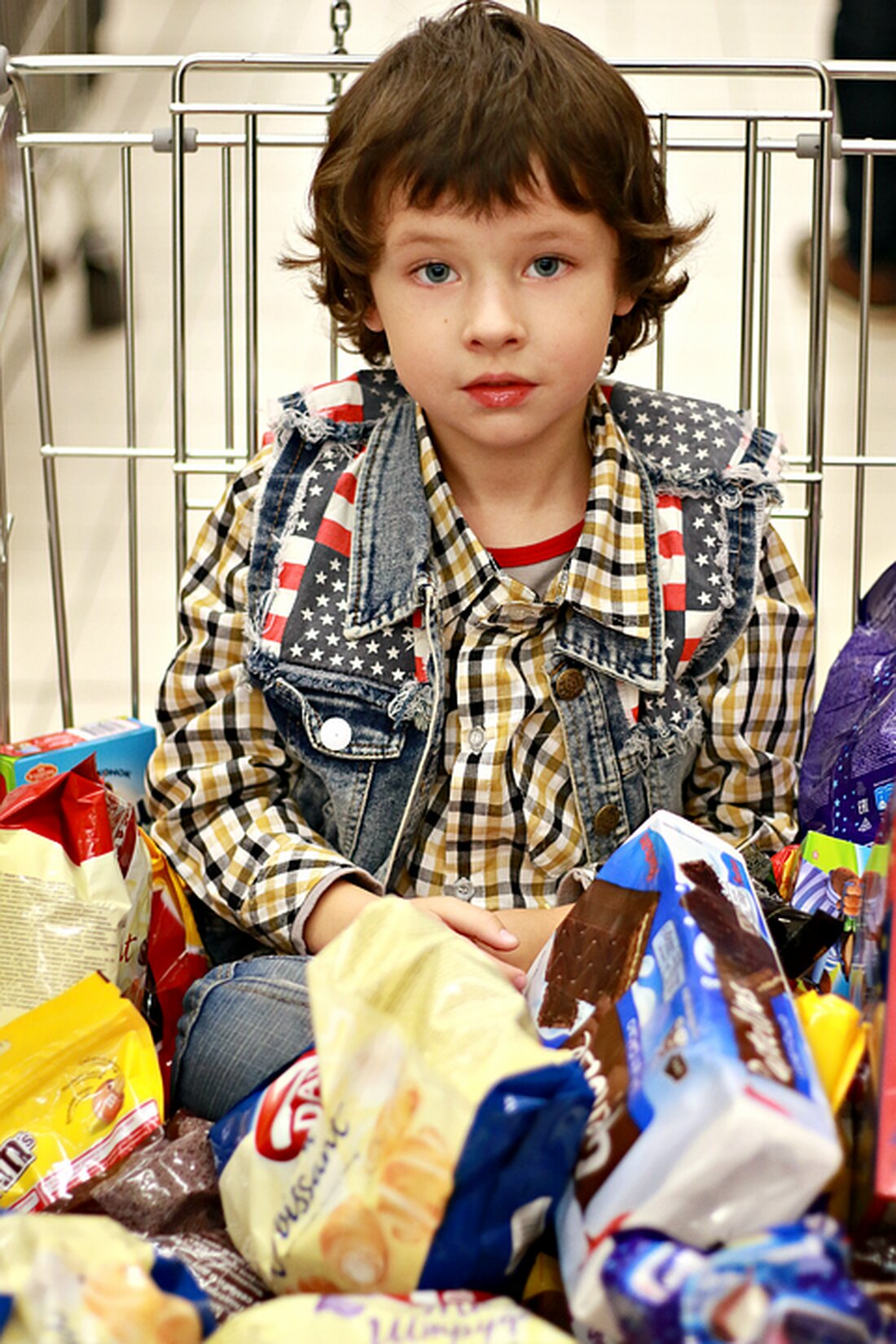 Im Landgericht Berlin findet derzeit ein ungewöhnlicher Fall statt. Der 24-jährige Angeklagte Iliyes M. aus Tunesien wird beschuldigt, zweimal hintereinander in einem Supermarkt in Weißensee versucht zu haben, zwei Dosen Whiskey-Cola zu stehlen und dabei sogar einen Ladendetektiv mit einem Küchenmesser bedroht zu haben. Der Mann bestreitet alle Vorwürfe vehement. Der Vorfall ereignete sich am 24. November des vergangenen Jahres. Laut der Anklage soll Iliyes M. gegen 13:45 Uhr zwei Dosen Whiskey-Cola im Wert von jeweils 1,79 Euro plus 25 Cent Pfand in seine Jackentaschen gesteckt haben. Der Ladendetektiv, der ihn beobachtete, stellte sich dem Mann in den Weg und …