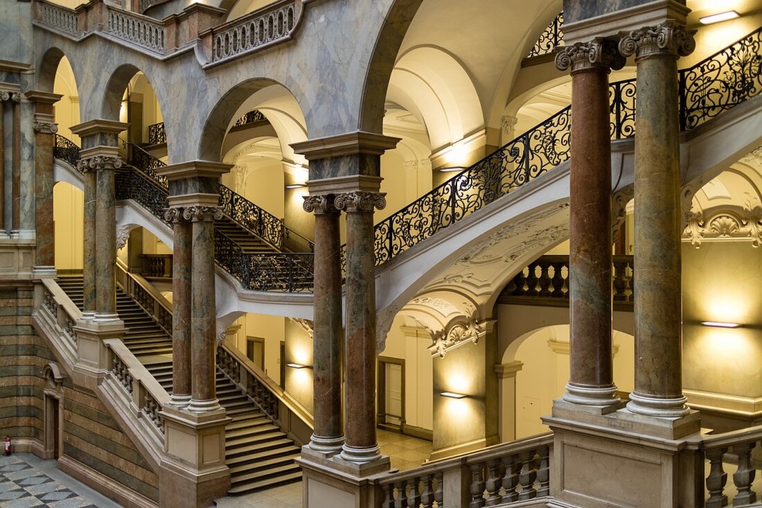 Der Immobilien-Investor Adler Group wurde vom Landgericht Berlin dazu verurteilt, seine vertraglichen Pflichten im Zusammenhang mit dem Bauprojekt Steglitzer Kreisel zu erfüllen. Das Gericht entschied, dass es keine wesentlichen Gründe gibt, warum das Unternehmen von einem gültigen Kaufvertrag zurücktreten könnte. Damit wurde die Klage eines Käufers zugunsten des Klägers entschieden. Der Streit begann, als die Adler Group trotz eines bereits bestehenden Kaufvertrags die Baupläne nachträglich veränderte. Der Käufer war mit den Änderungen nicht einverstanden und der Investor erklärte daraufhin seinen Rücktritt vom Vertrag. Gegen diese Entscheidung reichte der Käufer Klage ein. Das Urteil des Landgerichts Berlin könnte als Präzedenzfall dienen …