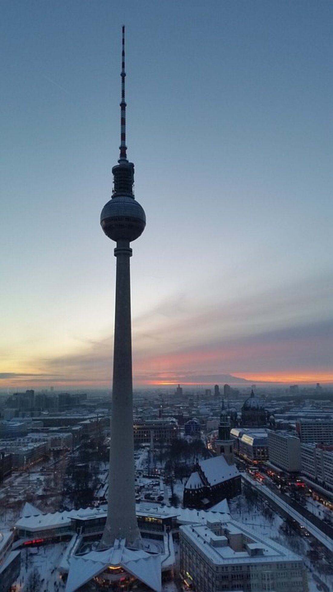 Die Volkshochschule (VHS) Tempelhof-Schöneberg im Schöneberger Regenbogenkiez lädt herzlich dazu ein, die Veranstaltungen rund um den erstmals berlinweiten Magnus-Hirschfeld-Tag am 14. Mai 2024 zu besuchen. Das Hauptgebäude der VHS dient als Treffpunkt für Menschen verschiedenster Kulturen, Biografien und Lebensentwürfe, und die VHS fühlt sich in der Verantwortung, ein offenes und unterstützendes Umfeld für alle Menschen zu schaffen, unabhängig von ihrer sexuellen Orientierung oder Geschlechtsidentität. Dr. Magnus Hirschfeld war ein bedeutender Arzt und Sexualwissenschaftler, der 1919 das erste Institut für Sexualwissenschaft in Berlin gründete. Er setzte sich vehement für die Anerkennung der Homosexualität und deren Entkriminalisierung ein. Als Jude, schwuler Aktivist &hellip;