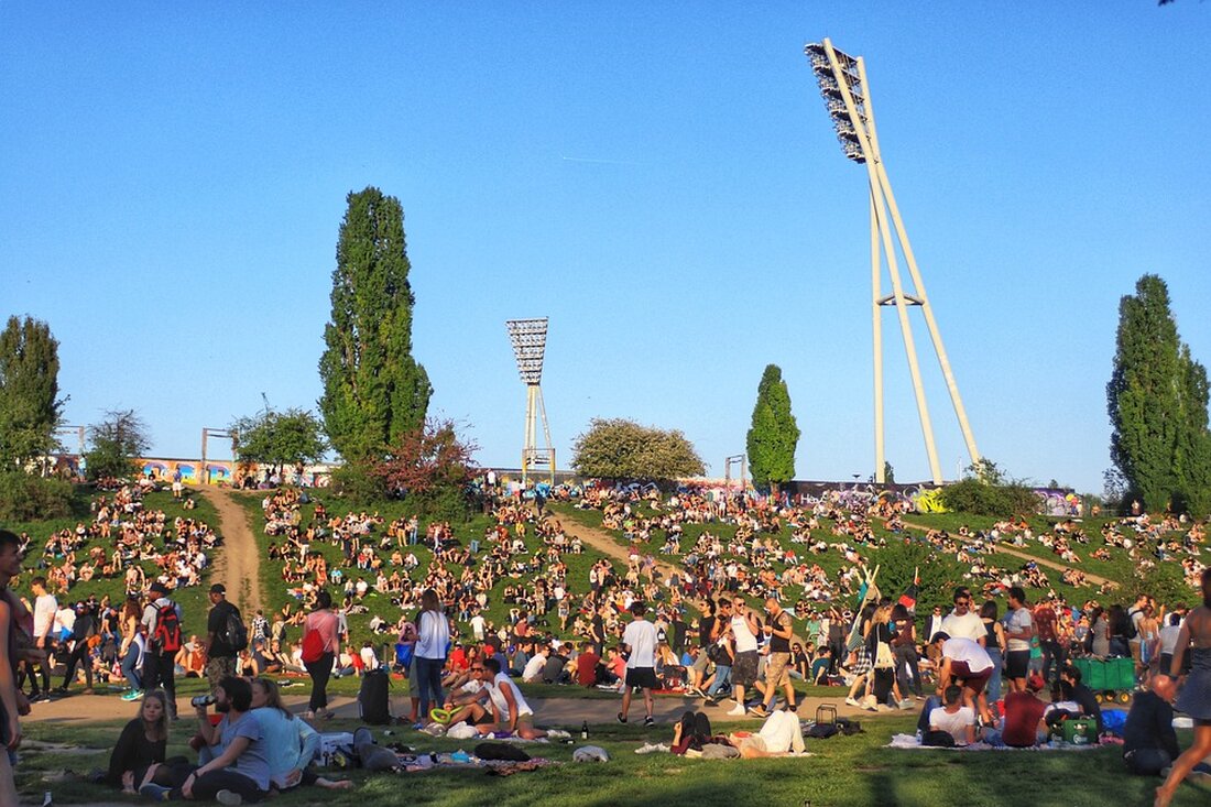 Entdecken Sie die neue Kampagne #miteinanderfüreinander im Mauerpark! Humorvolle Plakate erinnern Hundebesitzer an die Leinenpflicht außerhalb der Hundeauslaufzonen. Erfahren Sie, wie verantwortungsvolles Verhalten für ein entspanntes Parkerlebnis sorgt und zur Sicherheit von Menschen und Tieren beiträgt. Informieren Sie sich über das Engagement von think SI³ und frühere Maßnahmen zur Verbesserung der Parksituation.