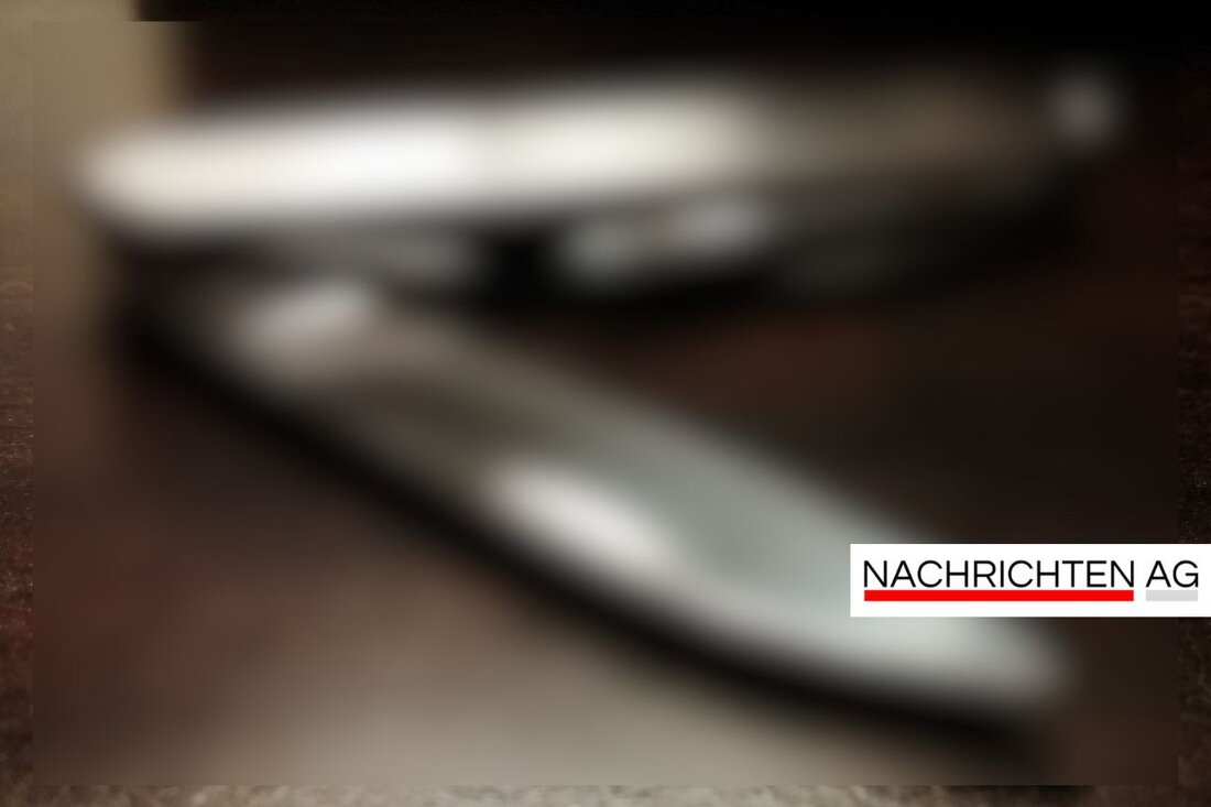Ein 22-Jähriger in Schöneberg wurde nachts von drei Unbekannten mit Messern überfallen und verletzt. Die Polizei ermittelt.